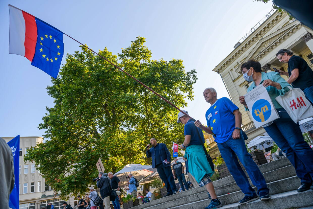 Warszawa Przed sejmem odbyła się manifestacja w obronie TVN Polska