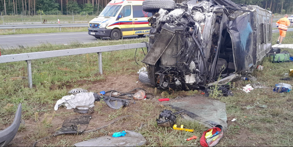 Wypadek karetki która przewoziła rannych z porannego zderzenia busa z