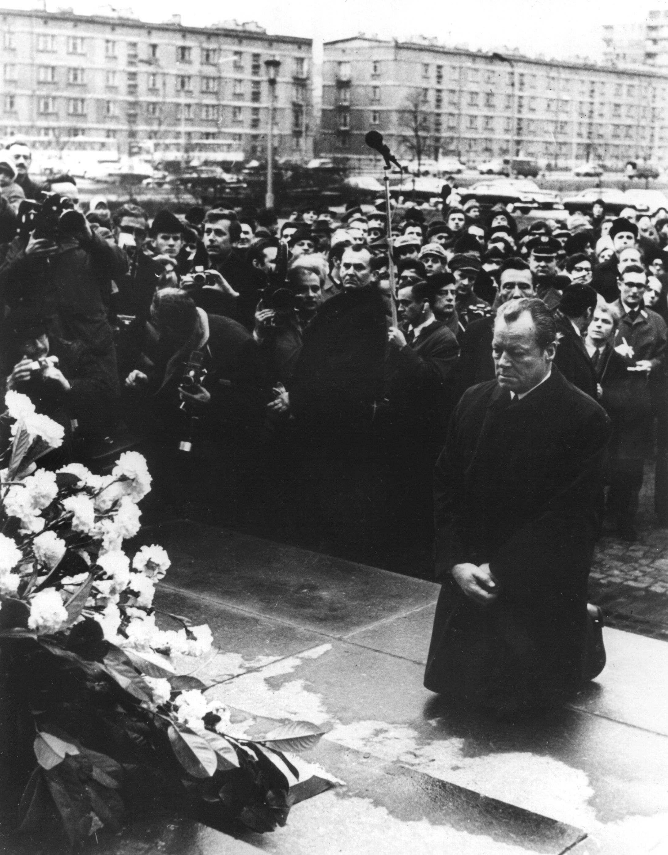 Канцлер ФРН Віллі Брандт стоїть на колінах перед пам'ятником Героям Варшавського гетто під час візиту до польської столиці у 1970 році. Fot. PAP/DPA