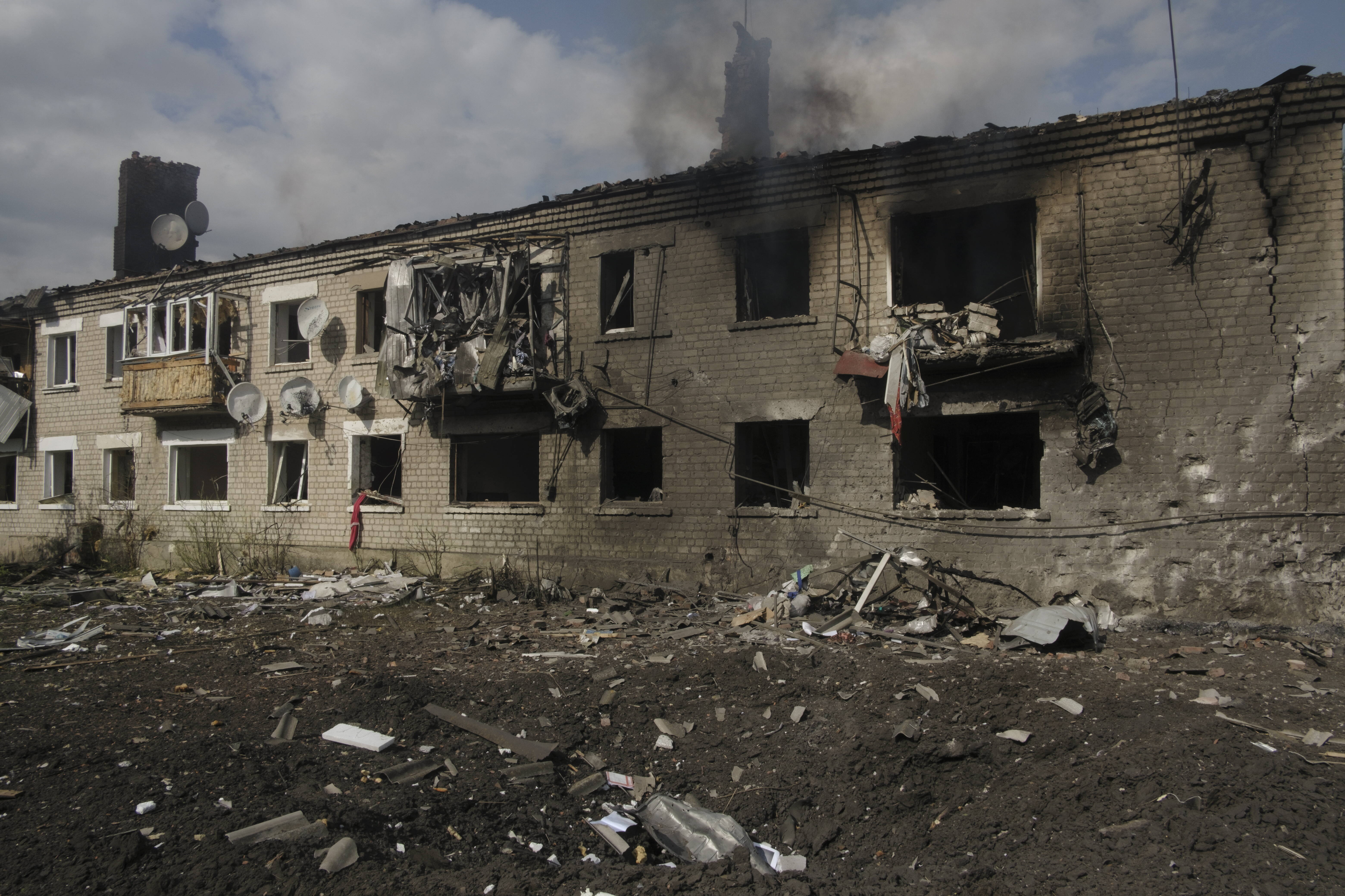 Зруйнований будинок у Вовчанську. Fot. PAP/EPA/GEORGE IVANCHENKO