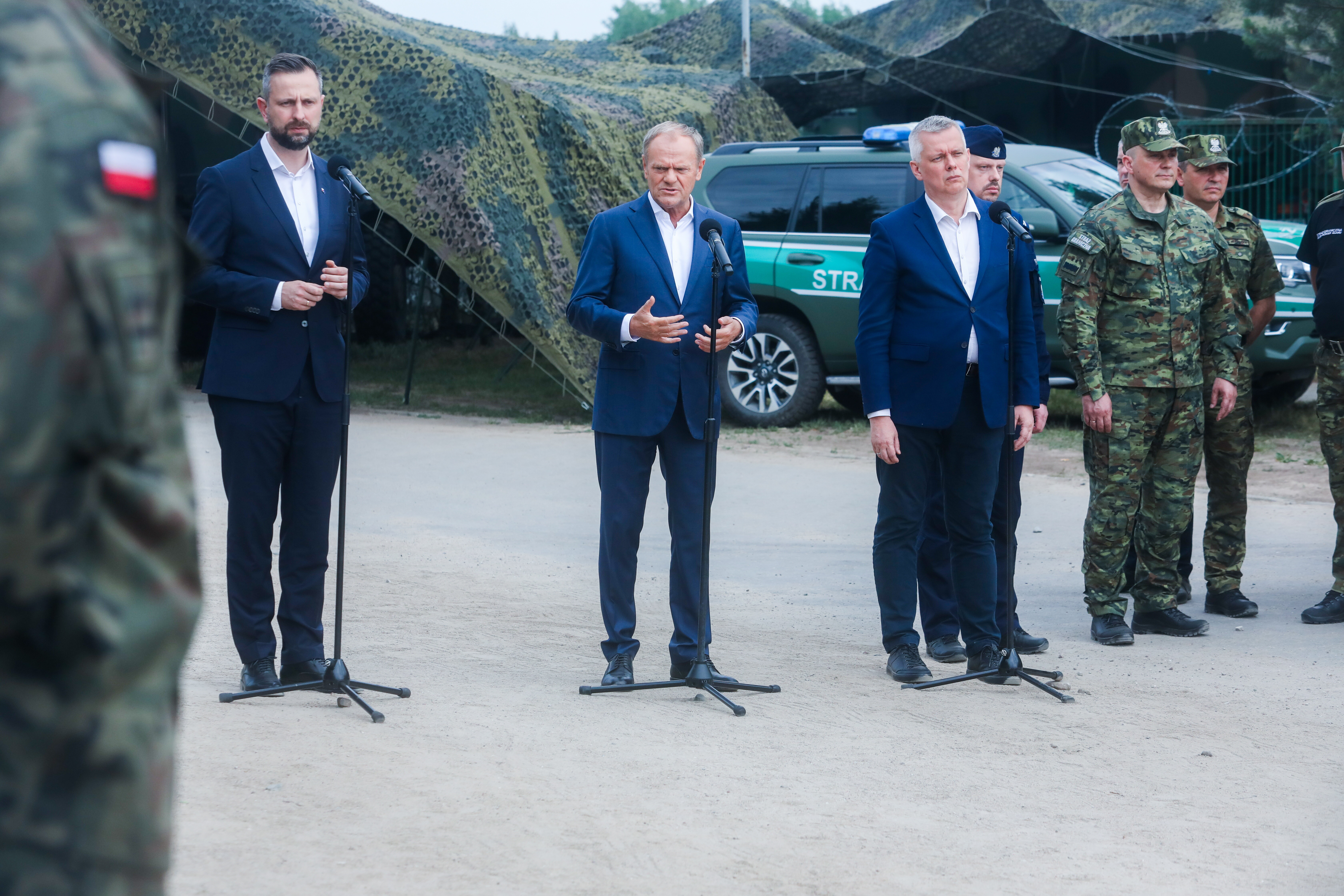 Прем'єр-міністр Дональд Туск (по центру), віцепрем'єр-міністр, голова Міністерства нацоборони Владислав Косіняк-Камиш (ліворуч) та голова Міністерства внутрішніх справ і адміністрації Томаш Сємоняк (праворуч ліворуч) після брифінгу з командуванням силових структур на прикордонній заставі в Дубичах Церковних. Fot. PAP/Artur Reszko