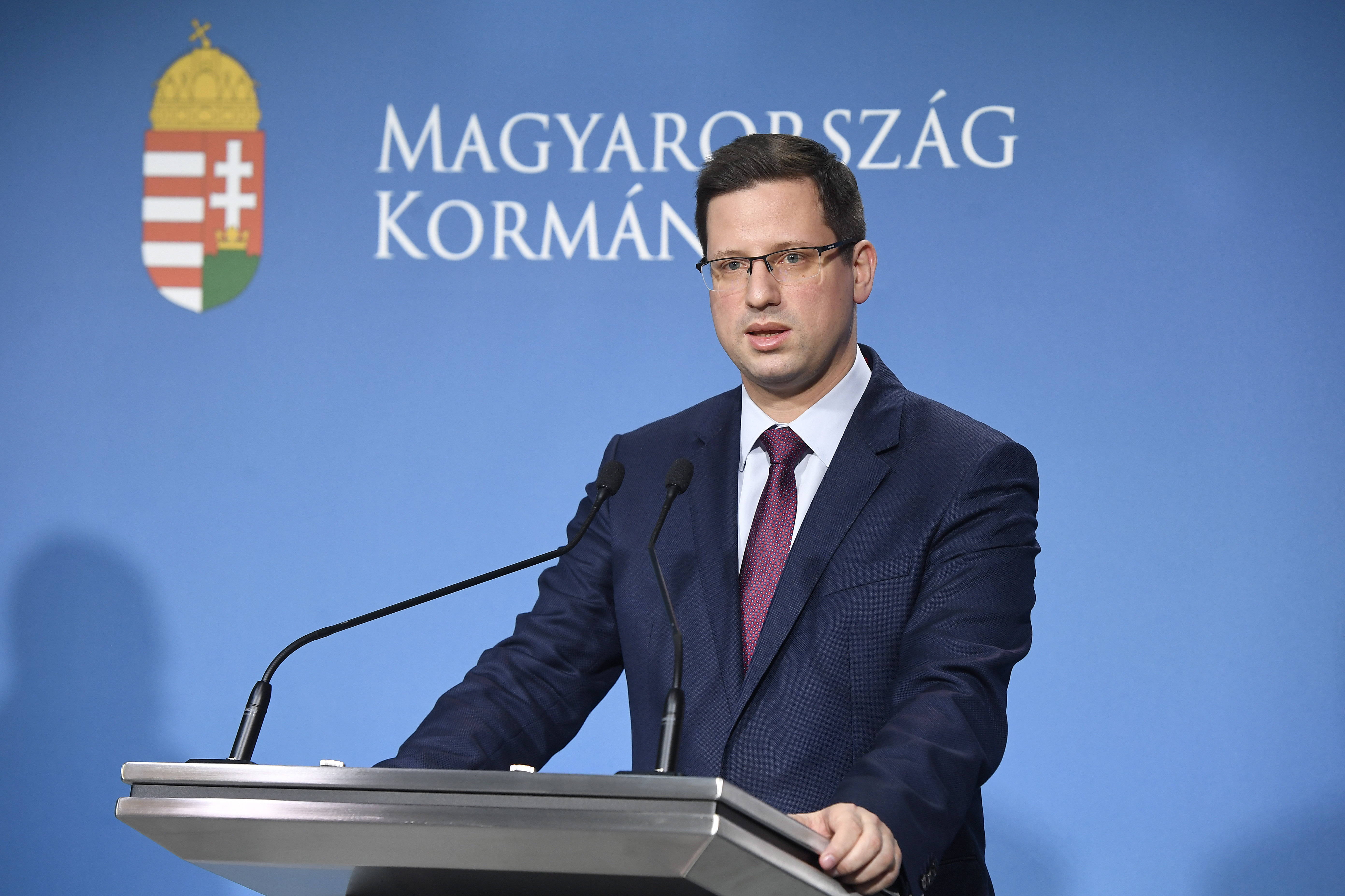 Глава канцелярії прем'єр-міністра Угорщини Гергелі Гуляш. Fot. PAP/EPA/SZILLARD KOSZTICSAK