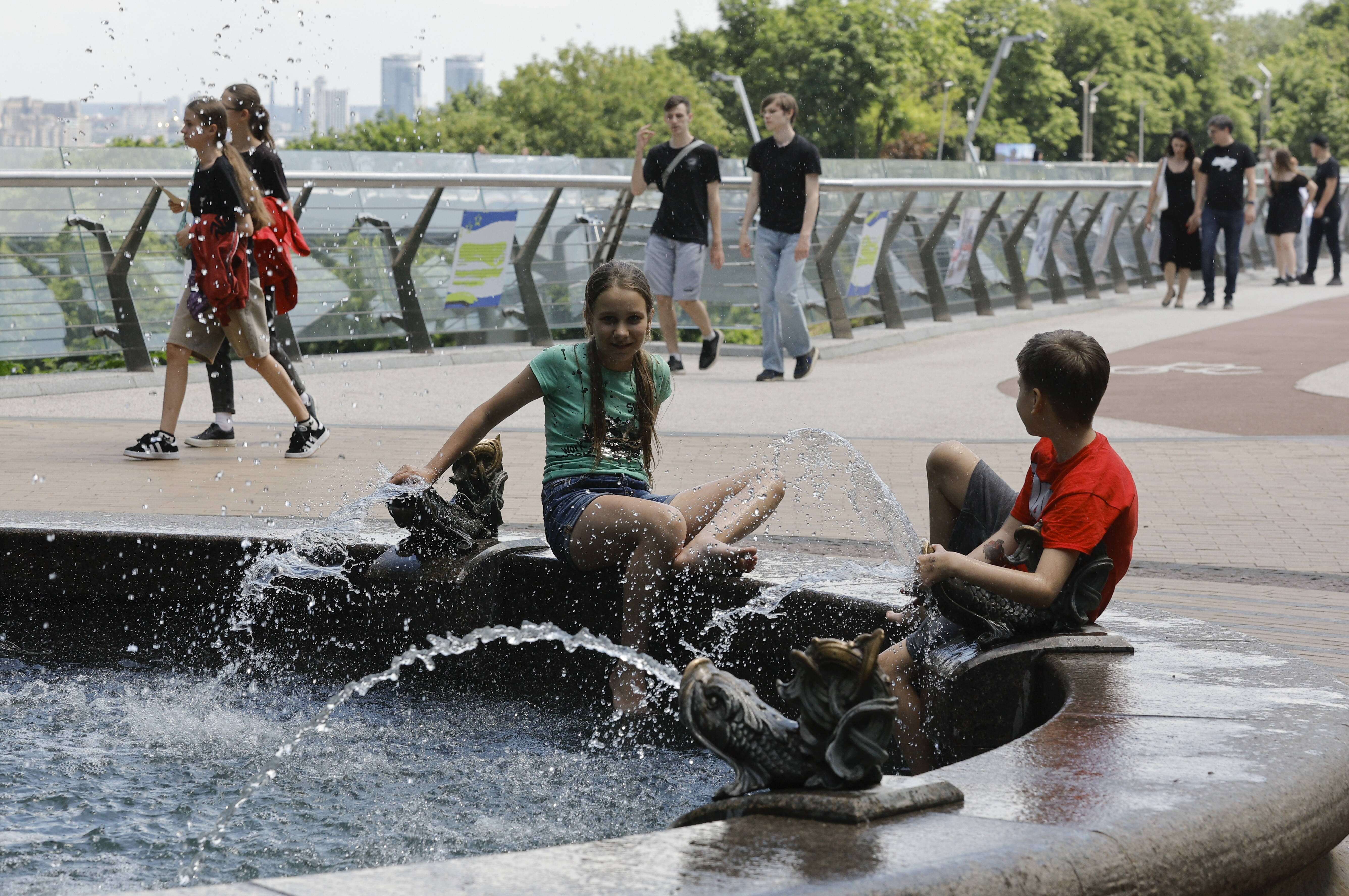 Діти граються у фонтані в центрі Києва, фотоілюстрація. Fot. PAP/EPA/SERGEY DOLZHENKO