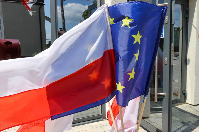 прапори ЄС і Польщі Fot. PAP/Marian Zubrzycki