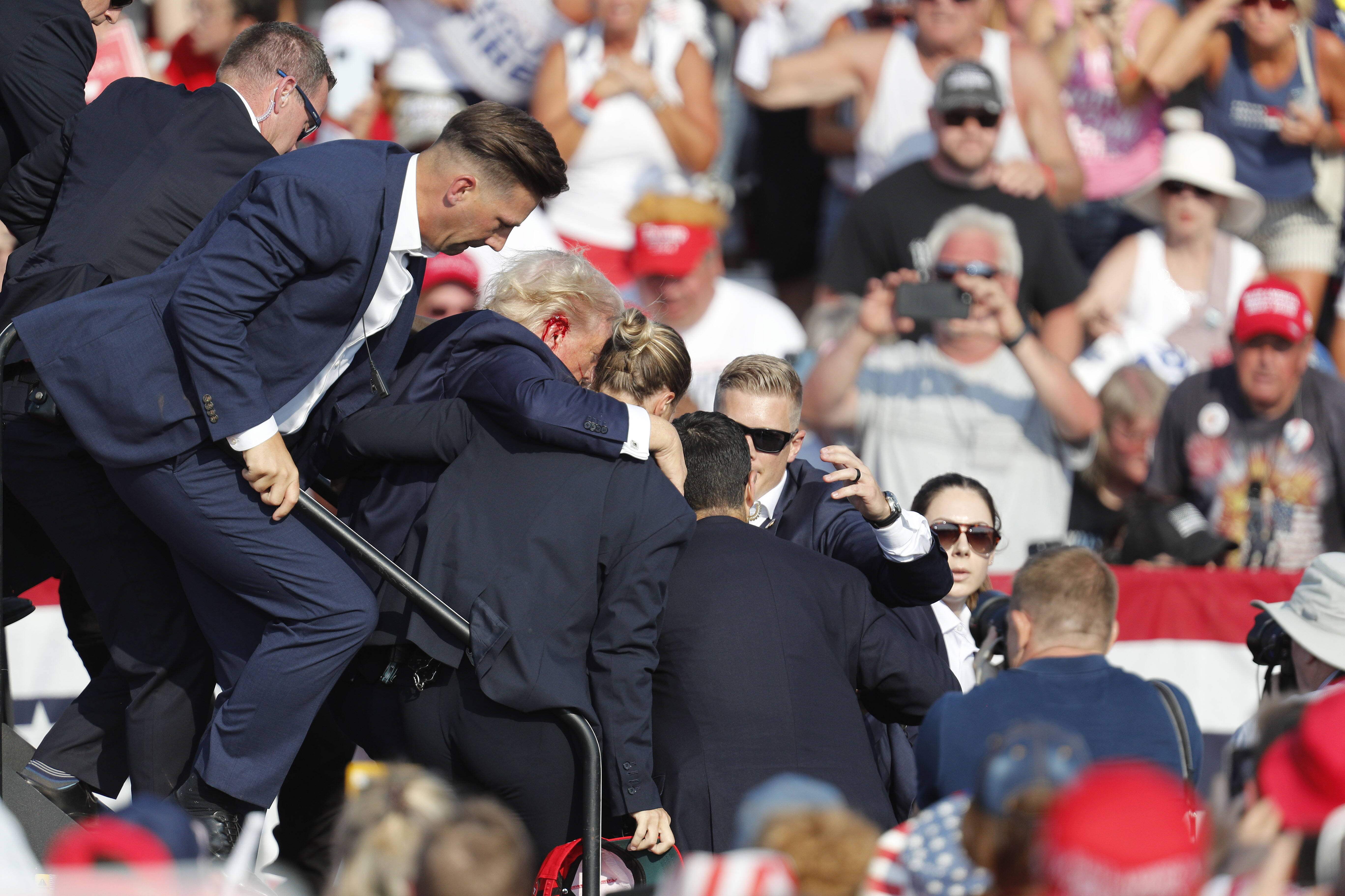 Колишнього президента США Дональда Трампа виводять зі сцени співробітники спецслужб після інциденту під час передвиборчого заходу на виставці "Батлер Фарм Шоу" в Батлері, штат Пенсильванія, США, 13 липня 2024 року.fot. PAP/DAVID MAXWELL