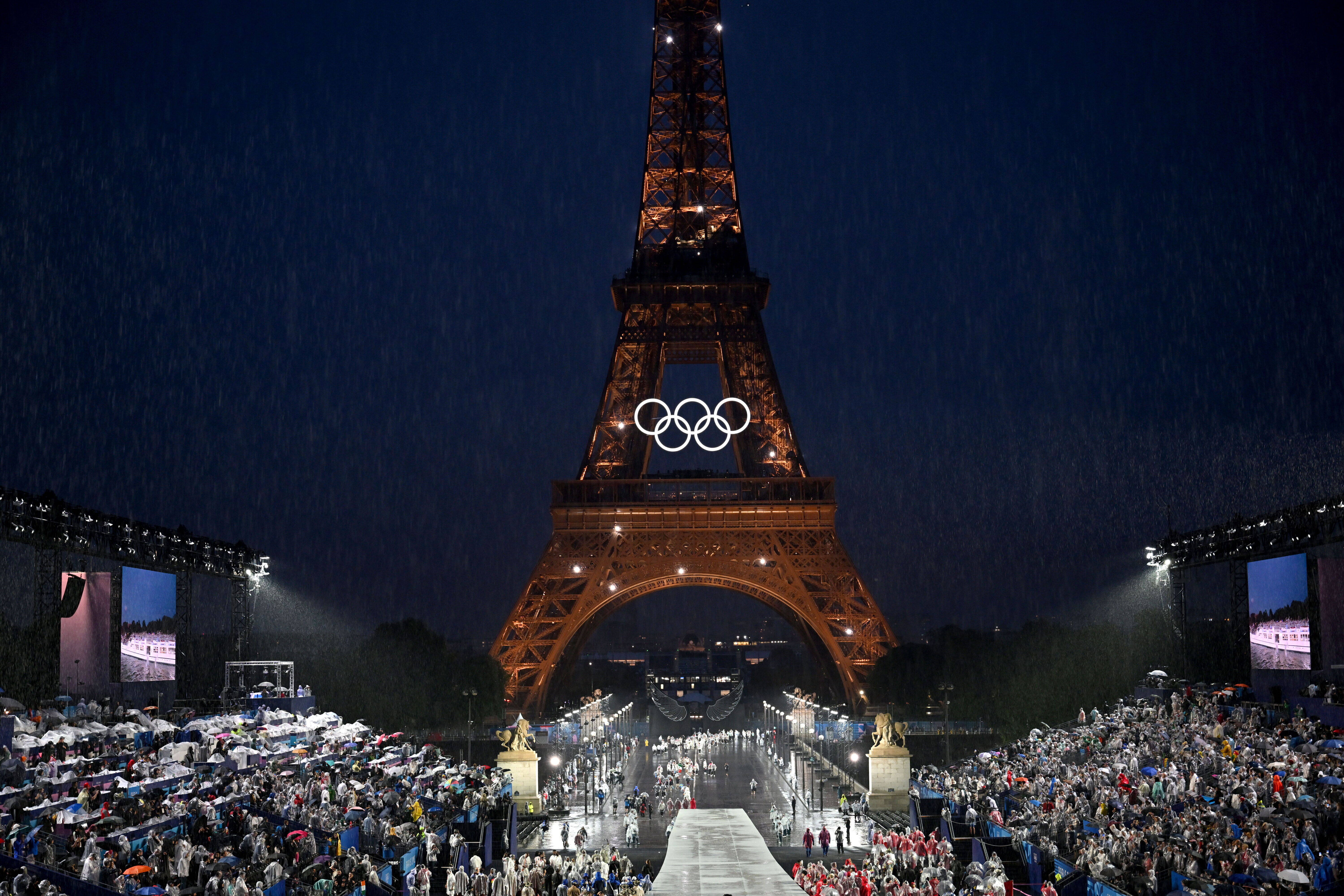 Загальний вид на Трокадеро та Ейфелеву вежу під час церемонії відкриття Олімпійських ігор 2024 року в Парижі, Франція, 26 липня 2024 року. Fot. PAP/EPA/Joel Marklund / POOL