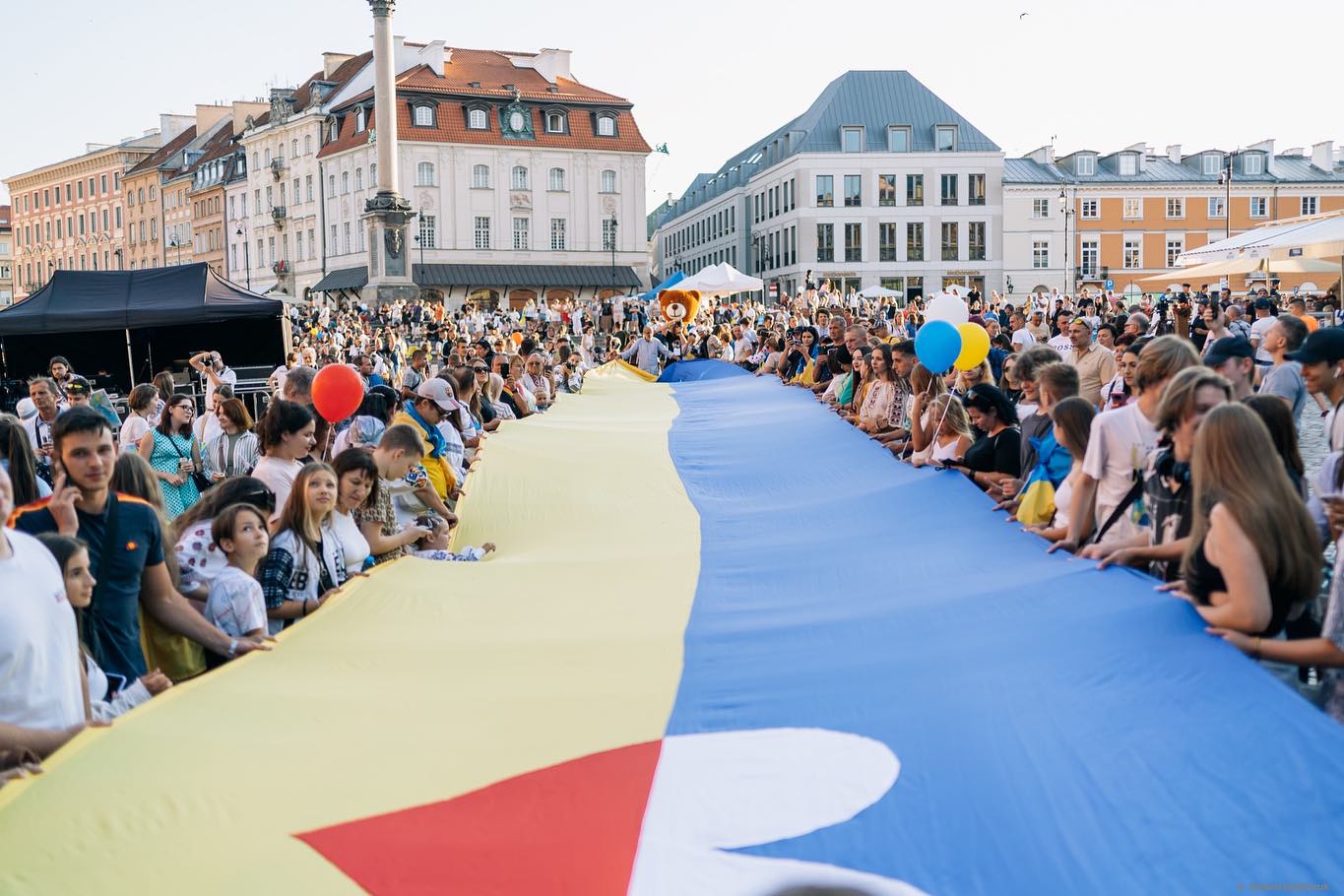 Жовто-блактиний український прапор з біло-червоним польським серцем. Fot. Facebook/Stand with Ukraine foundation