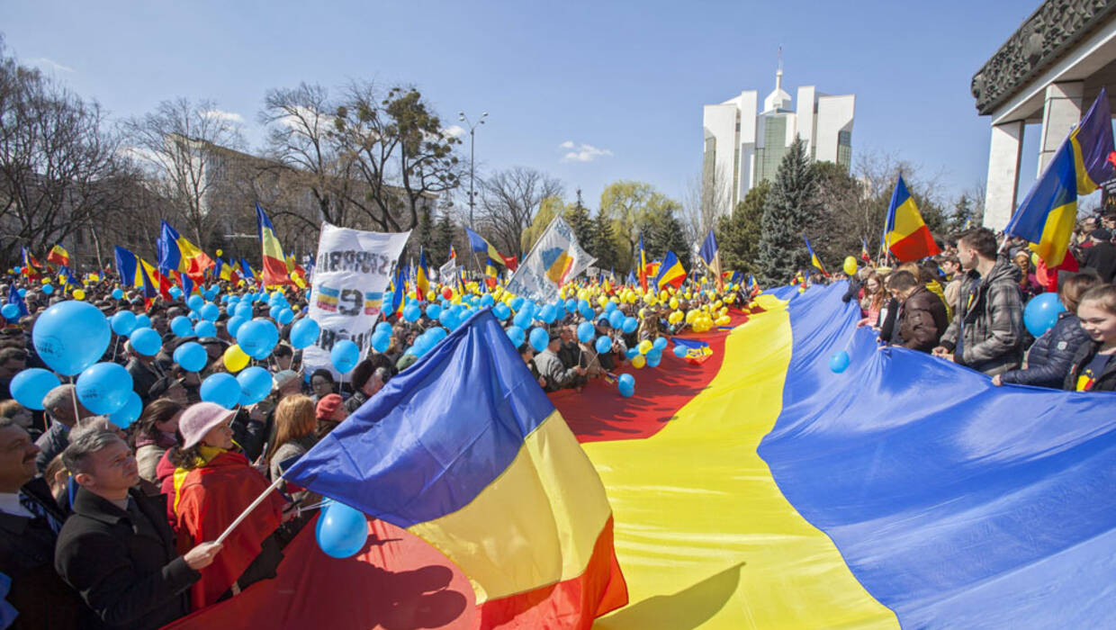 Жителі Кишинева, які вийшли на вулиці з нагоди річниці об'єднання з Румунією. Fot. PAP/EPA/DUMITRU DORU 