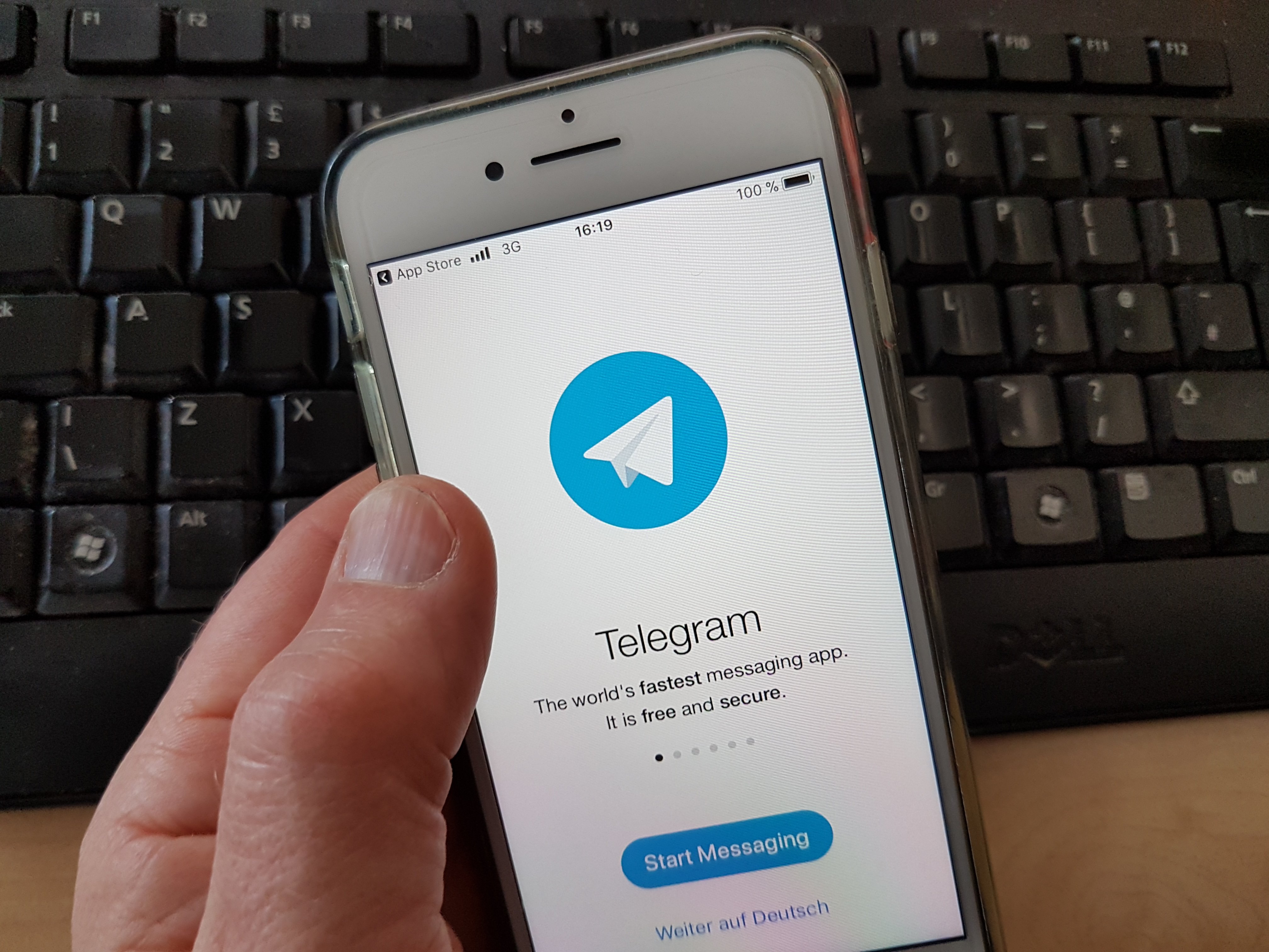 Додаток месенджера Telegram на iPhone. Fot. PAP/EPA/MAURITZ ANTIN