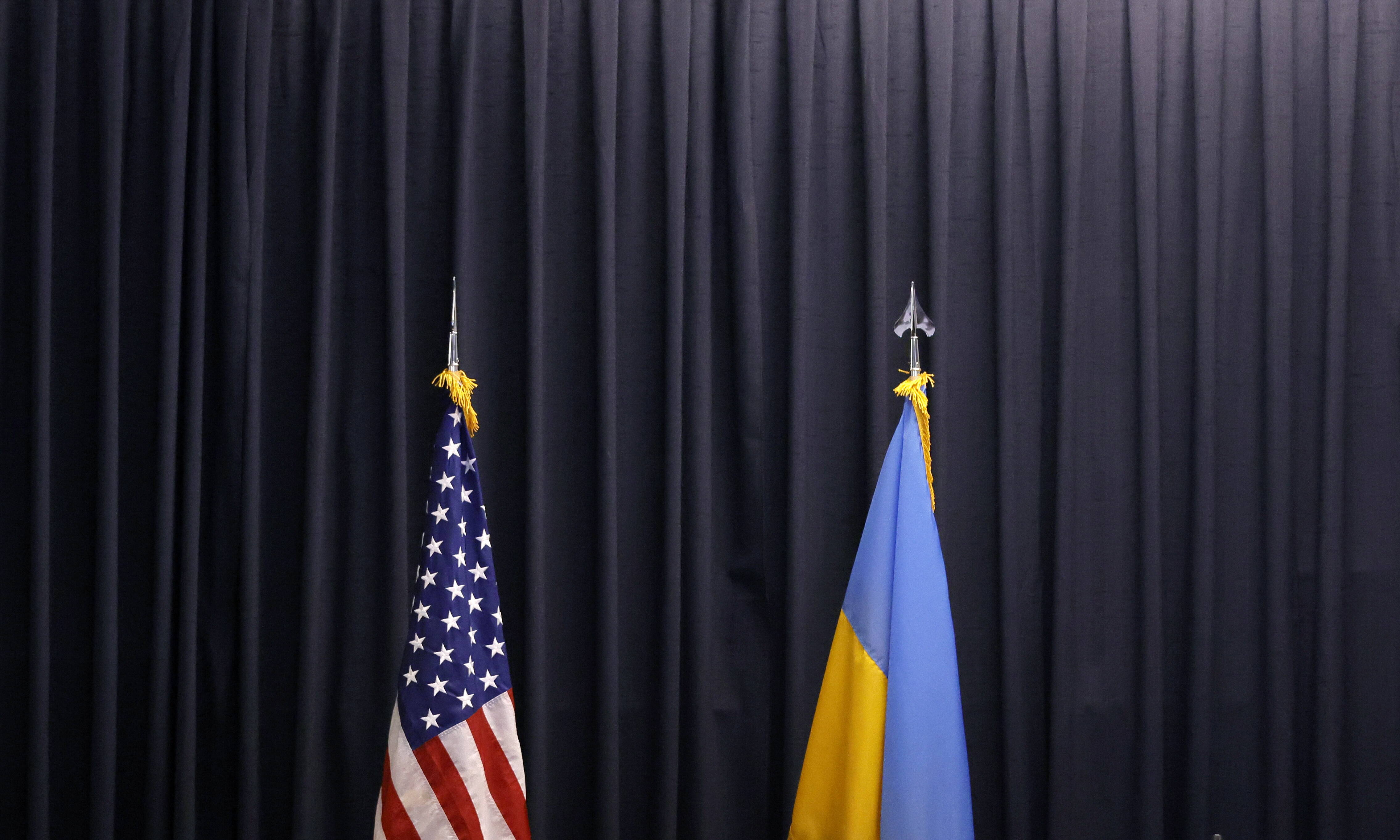 Прапори США та України. Fot. PAP/EPA/RONALD WITTEK