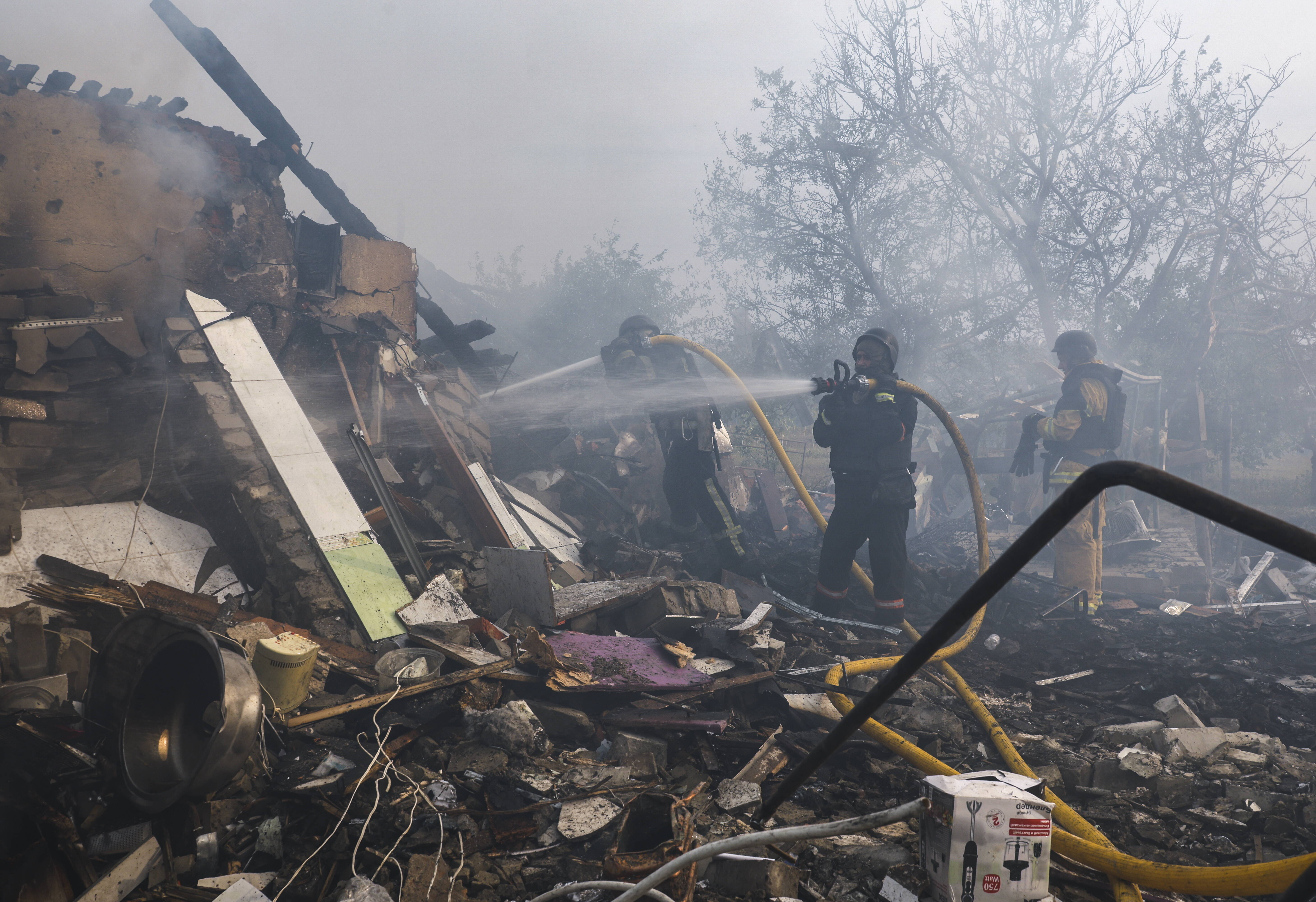 Гасіння пожежі в Харкові. Fot. PAP/EPA/SERGEY KOZLOV