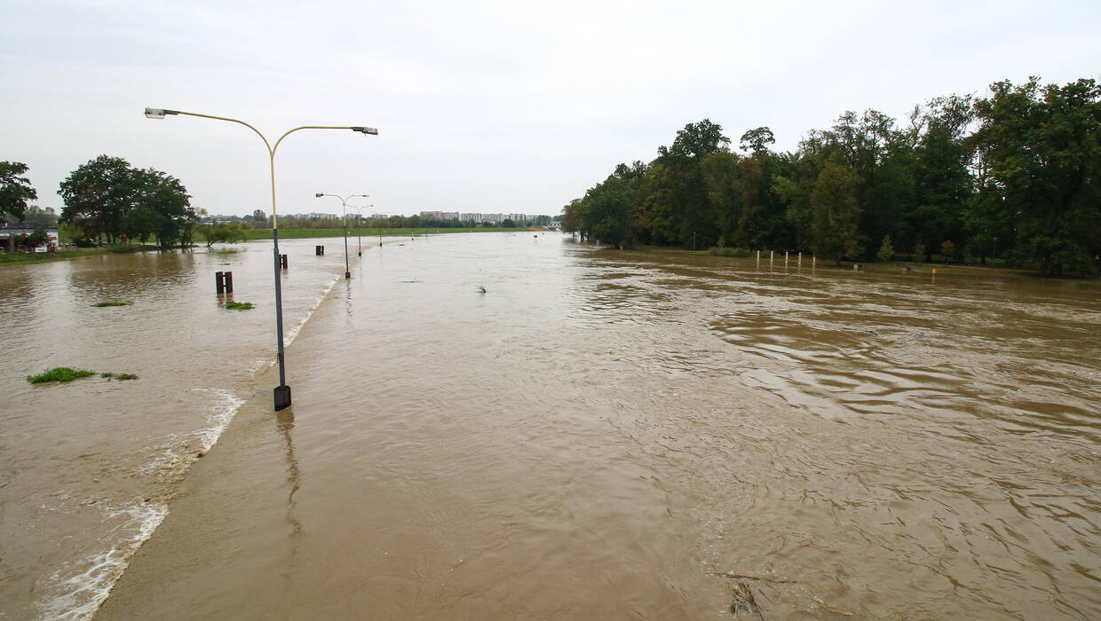 Високий уровень води в річці Одер в Ополі, Fot. PAP/Krzysztof Świderski