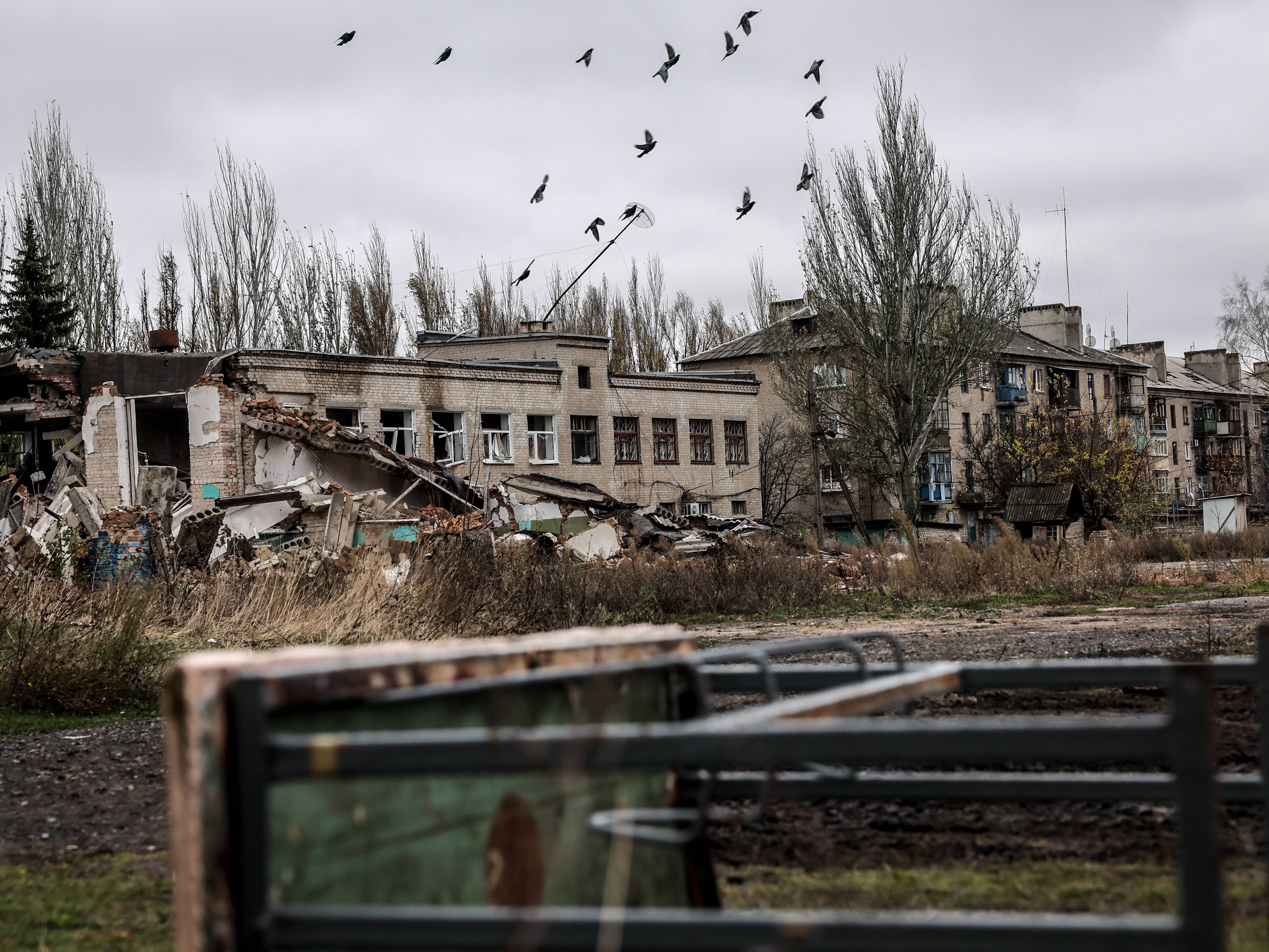 Пошкоджена будівля школи в Часовому Яру. Fot. PAP/EPA/OLEG PETRASYUK