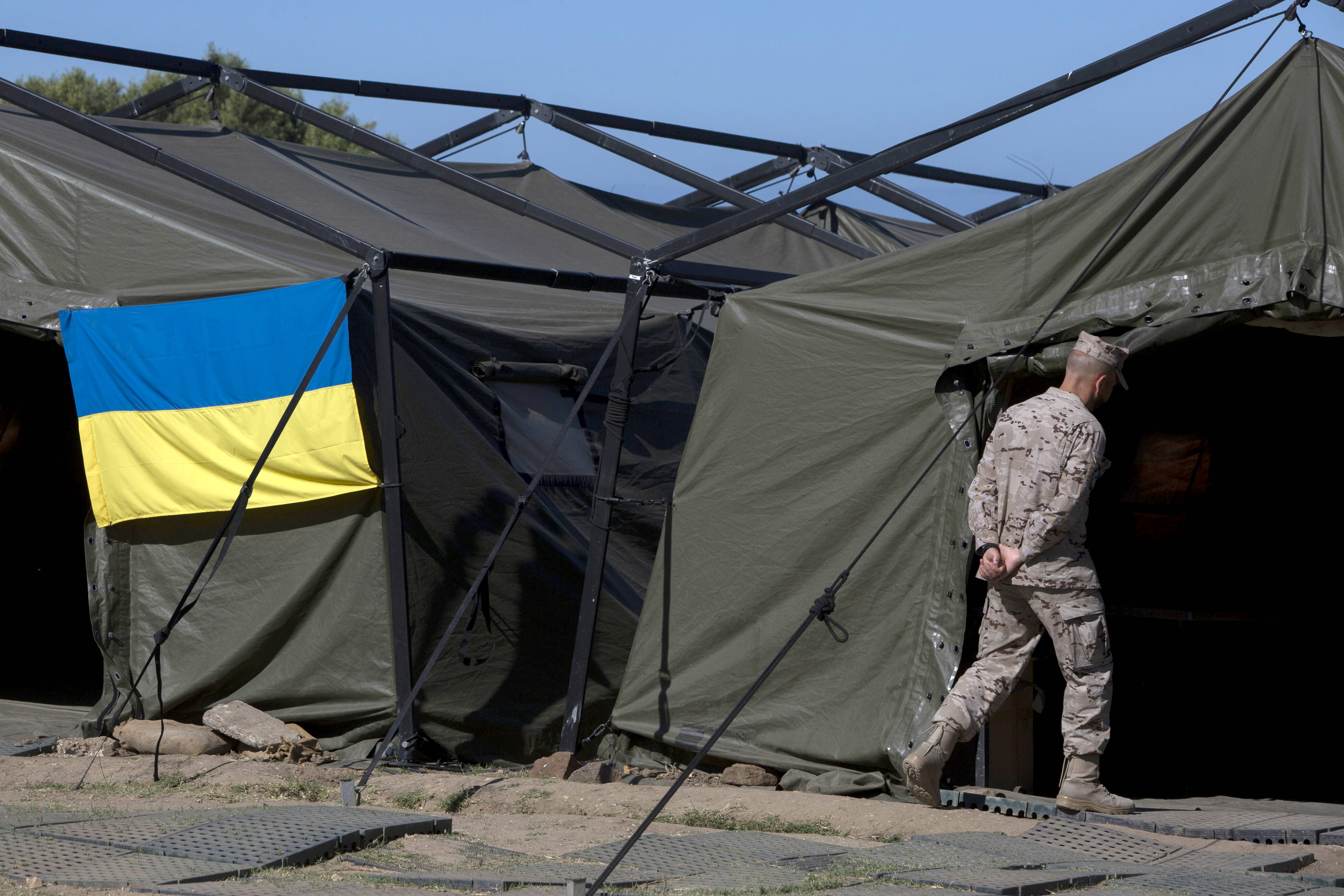 Український прапор висить на наметі українських військових у тренувальному таборі Сьєрра-дель-Ретін, Іспанія. Fot. PAP/EPA/ROMAN RIOS