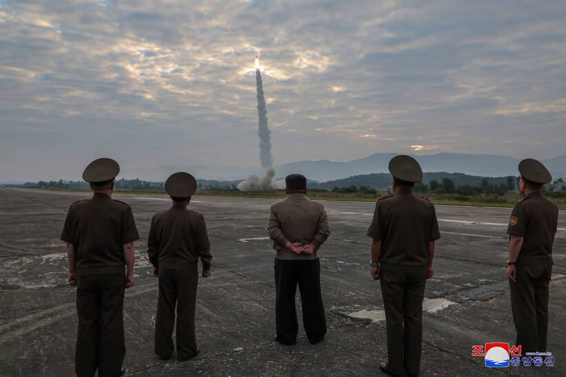 Північна Корея випробовує нові тактичні балістичні ракети. Fot. PAP/EPA/KCNA (фотоілюстрація)