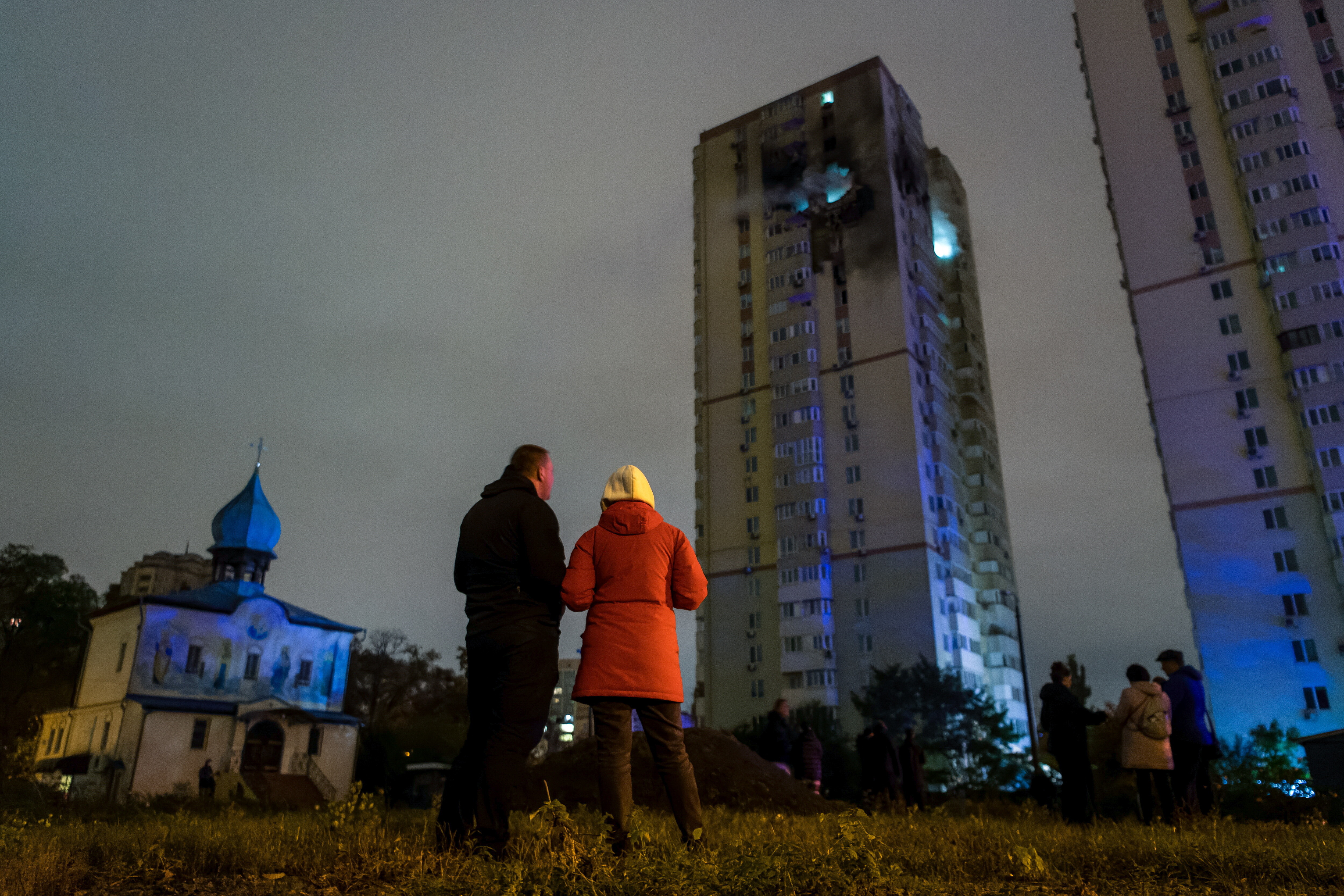 Місце удару російського безпілотника Shahed по багатоповерховому будинку в Києві. Fot. PAP/Vladyslav Musiienko