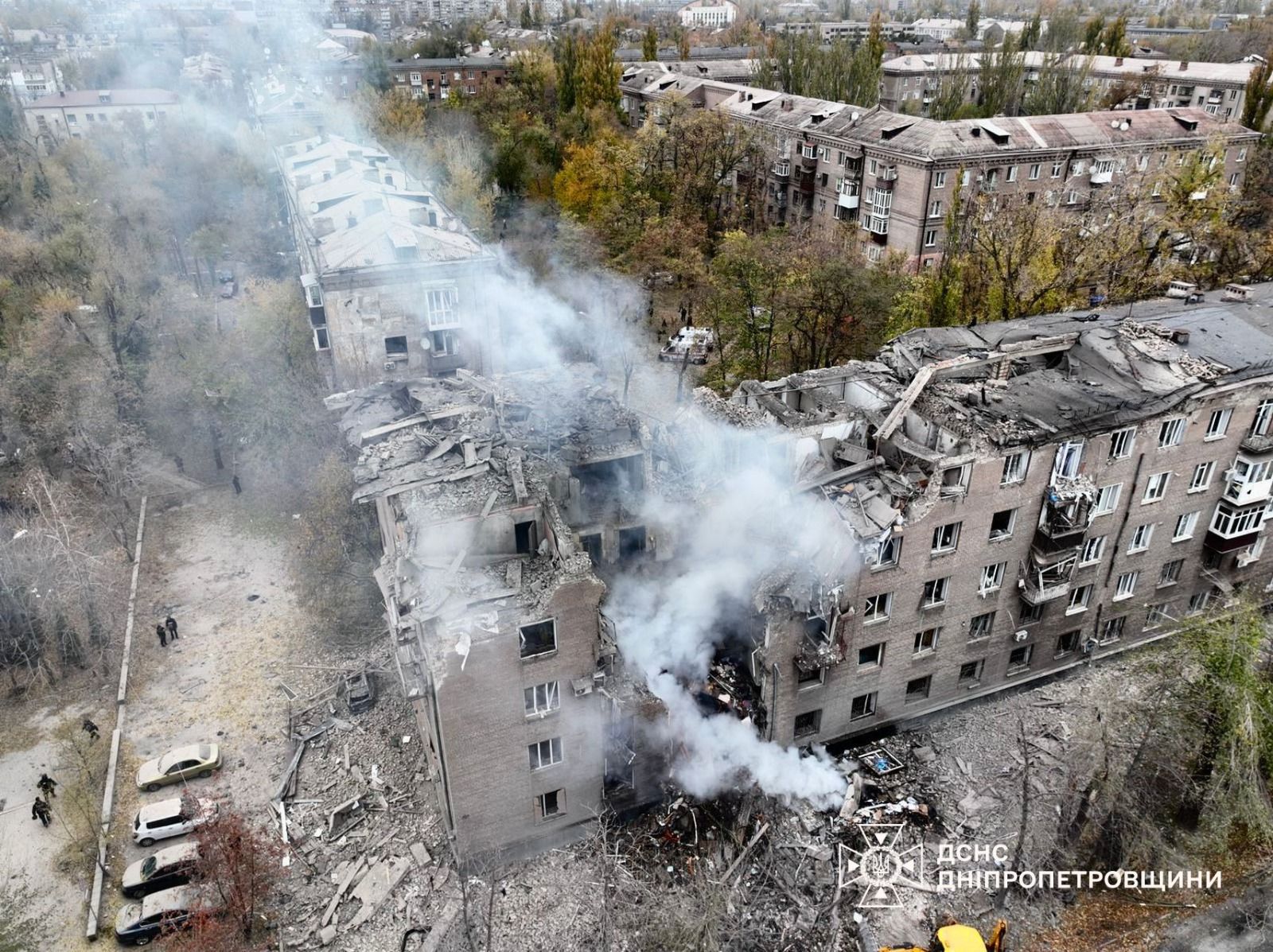 Наслідки обстрілу будинку у Кривому Розі. Fot. Головне Управління ДСНС України у Дніпропетровській області dp.dsns.gov.ua