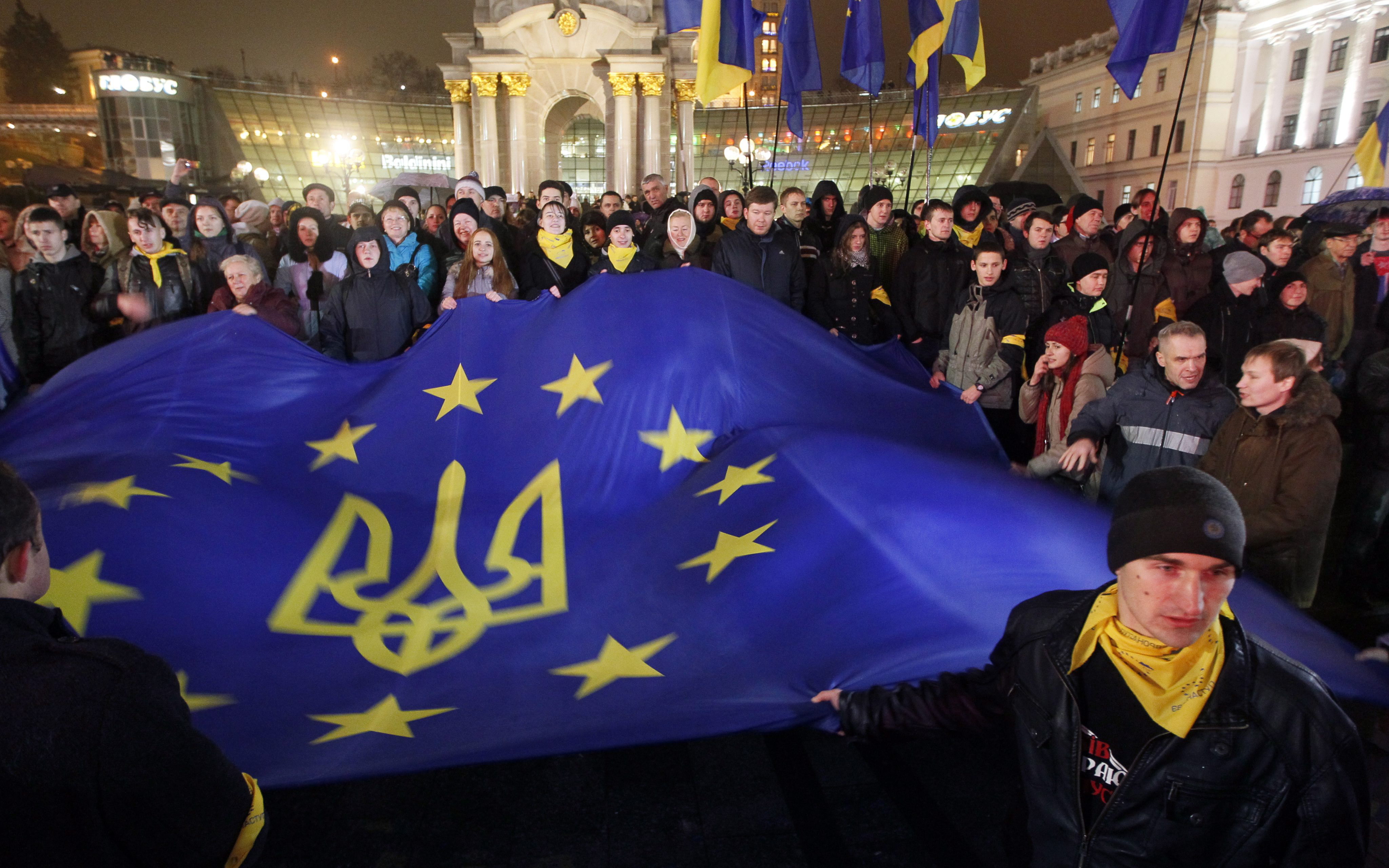 Українці розмахують прапором під час акції протесту на Майдані Незалежності в центрі Києва, Україна, 22 листопада 2013 року. Fot. PAP/EPA/SERGEY DOLZHENKO