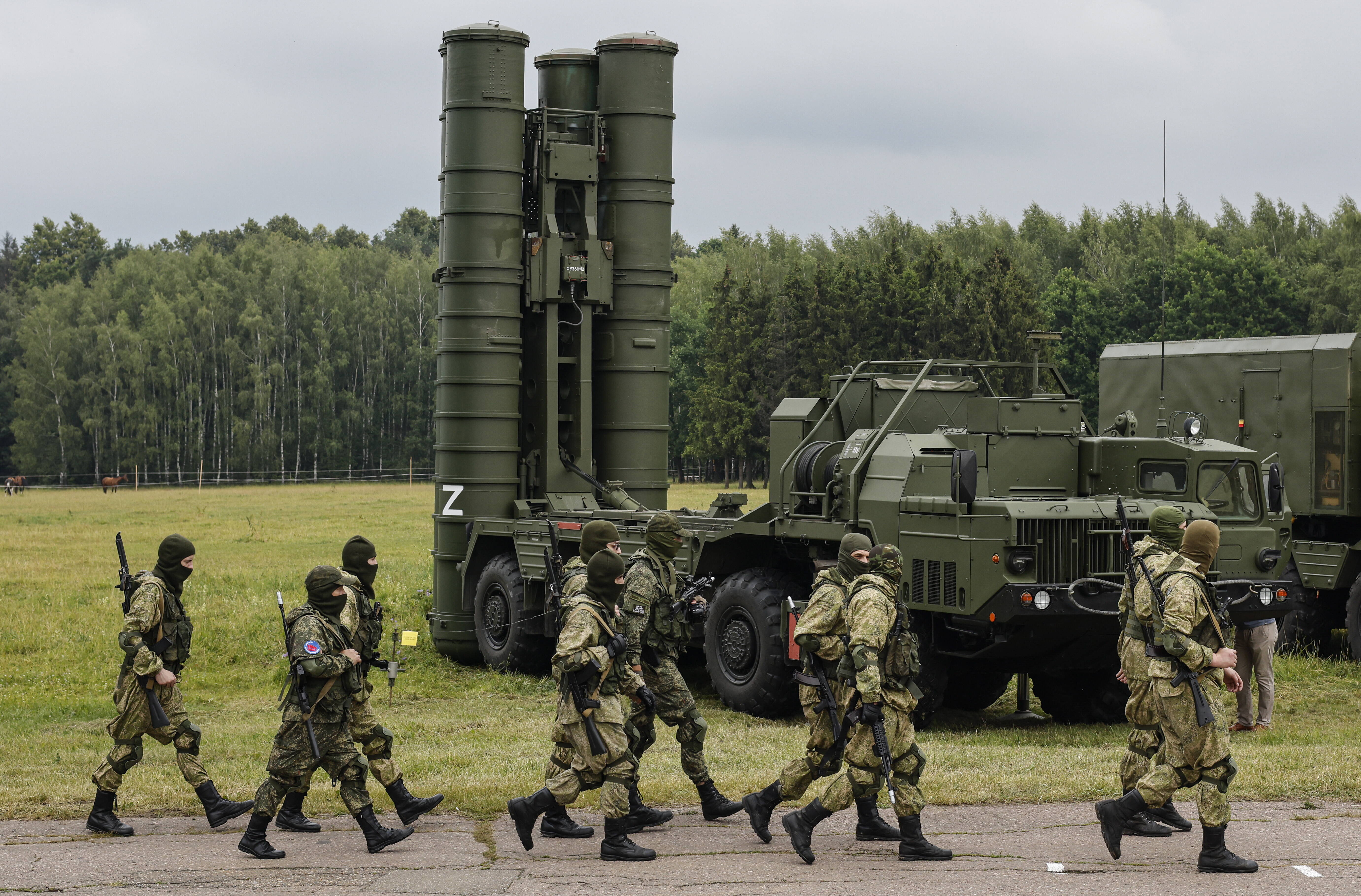 Російські солдати йдуть перед російським ракетним комплексом С-300. Фотоілюстрація. Fot. PAP/EPA/SERGEI ILNITSKY