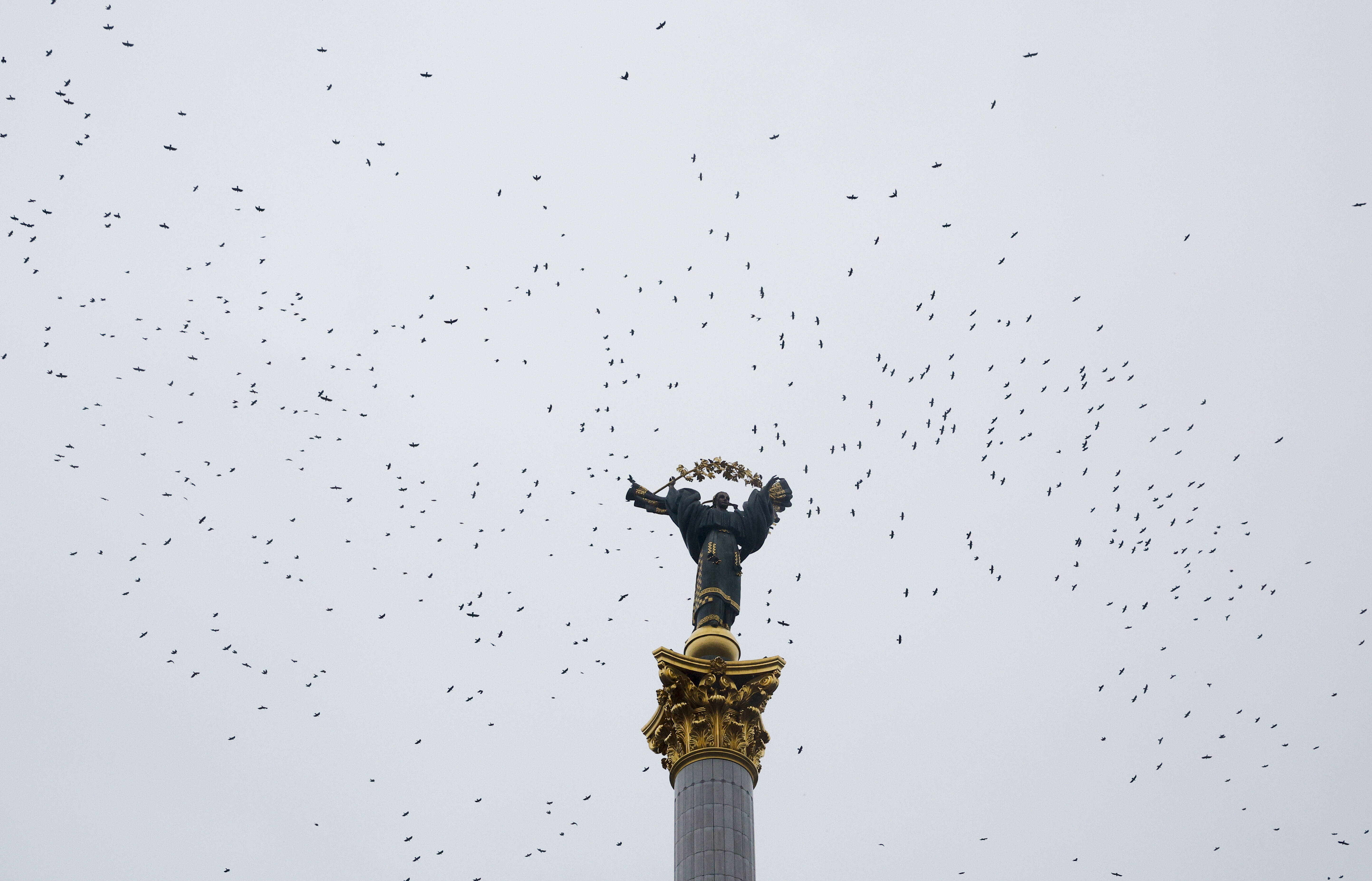 Монумент Незалежності на Майдані Незалежності в Києві, Україна. Фотоілюстрація. Fot. PAP/EPA/SERGEY DOLZHENKO