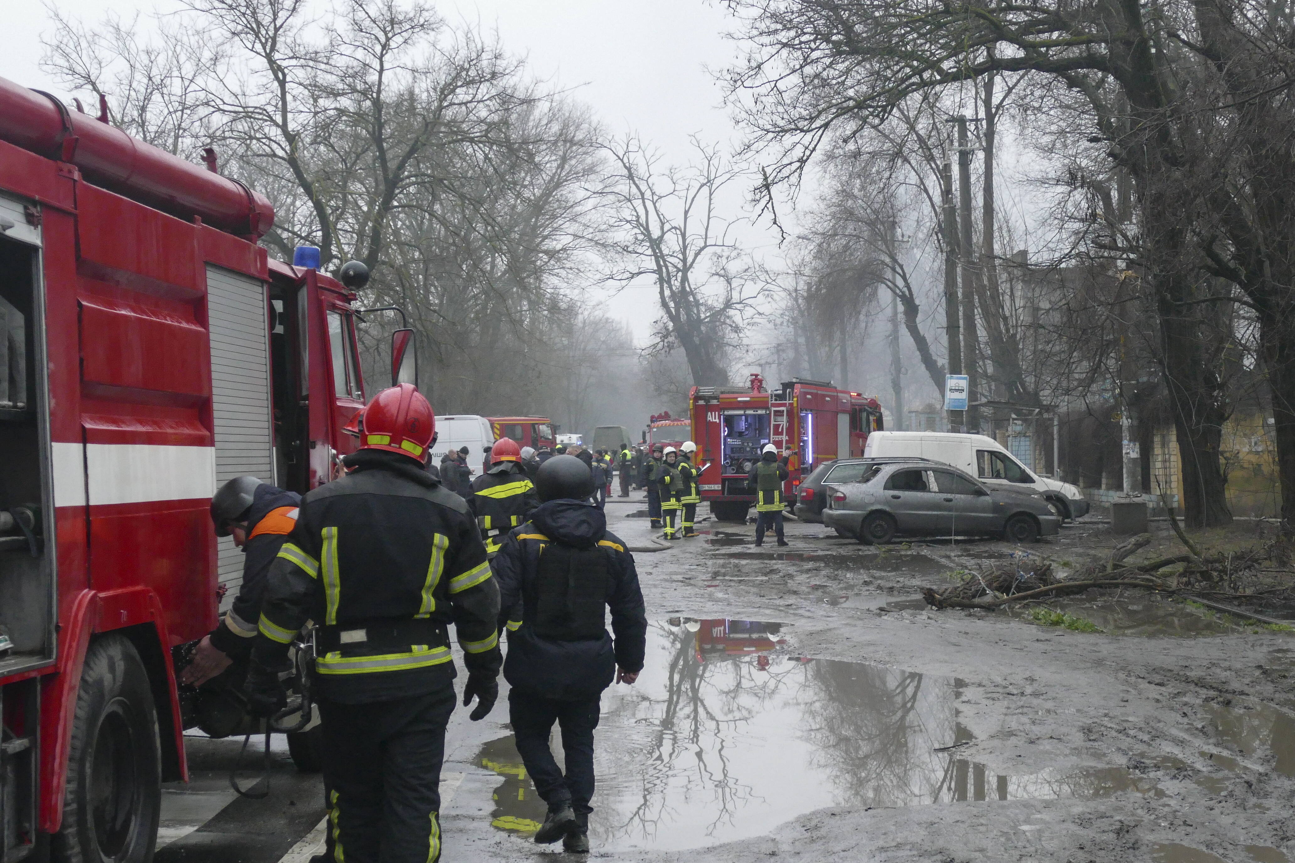 Аварійні служби на місці російського ракетного обстрілу в південному місті Одеса, Україна, 15 березня 2024 року. Фотоілюстрація. Fot. PAP/EPA/IGOR TKACHENKO