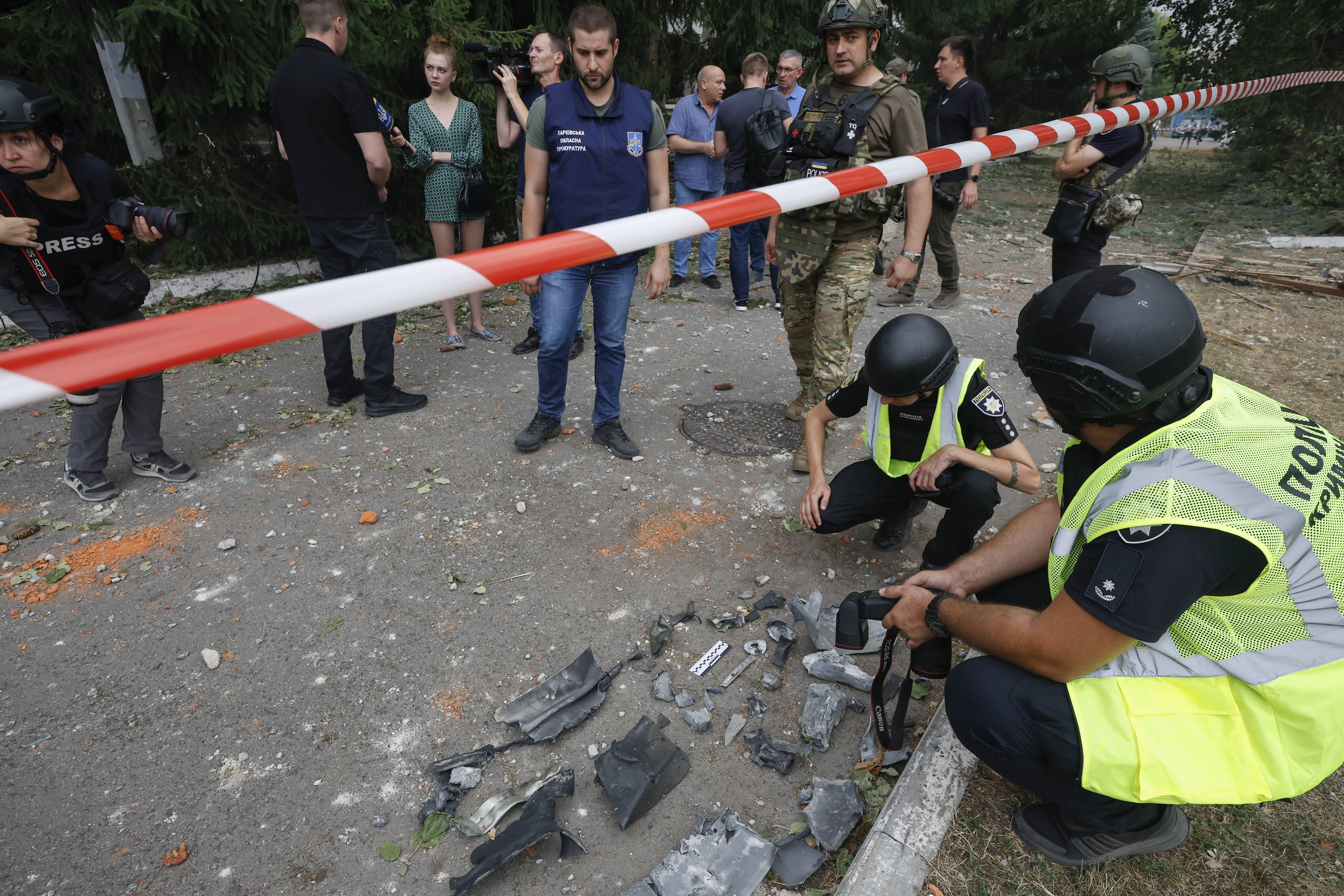 Експерти досліджують уламки ракети в Харкові, Україна, 02 вересня 2024 року. Fot. PAP/EPA/SERGEY KOZLOV