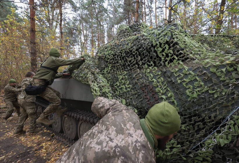 Українські військовослужбовці в Харківській області. Fot. PAP/EPA/SERGEY KOZLOV