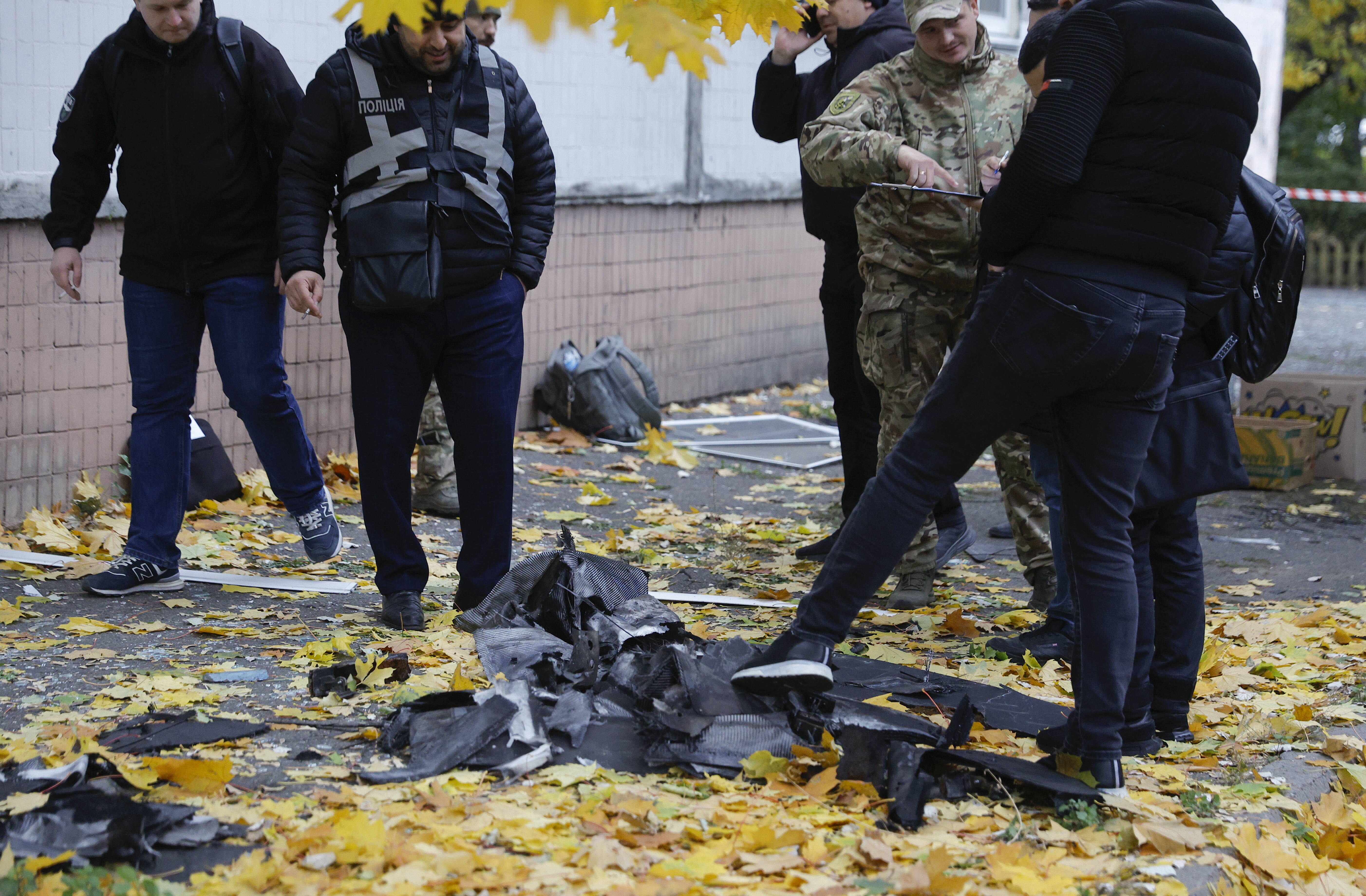  Експерти оглядають уламки безпілотника на місці нічної атаки безпілотника на житловий будинок у Солом'янському районі Києва, Україна, 30 жовтня 2024 року. Fot. PAP/EPA/SERGEY DOLZHENKO