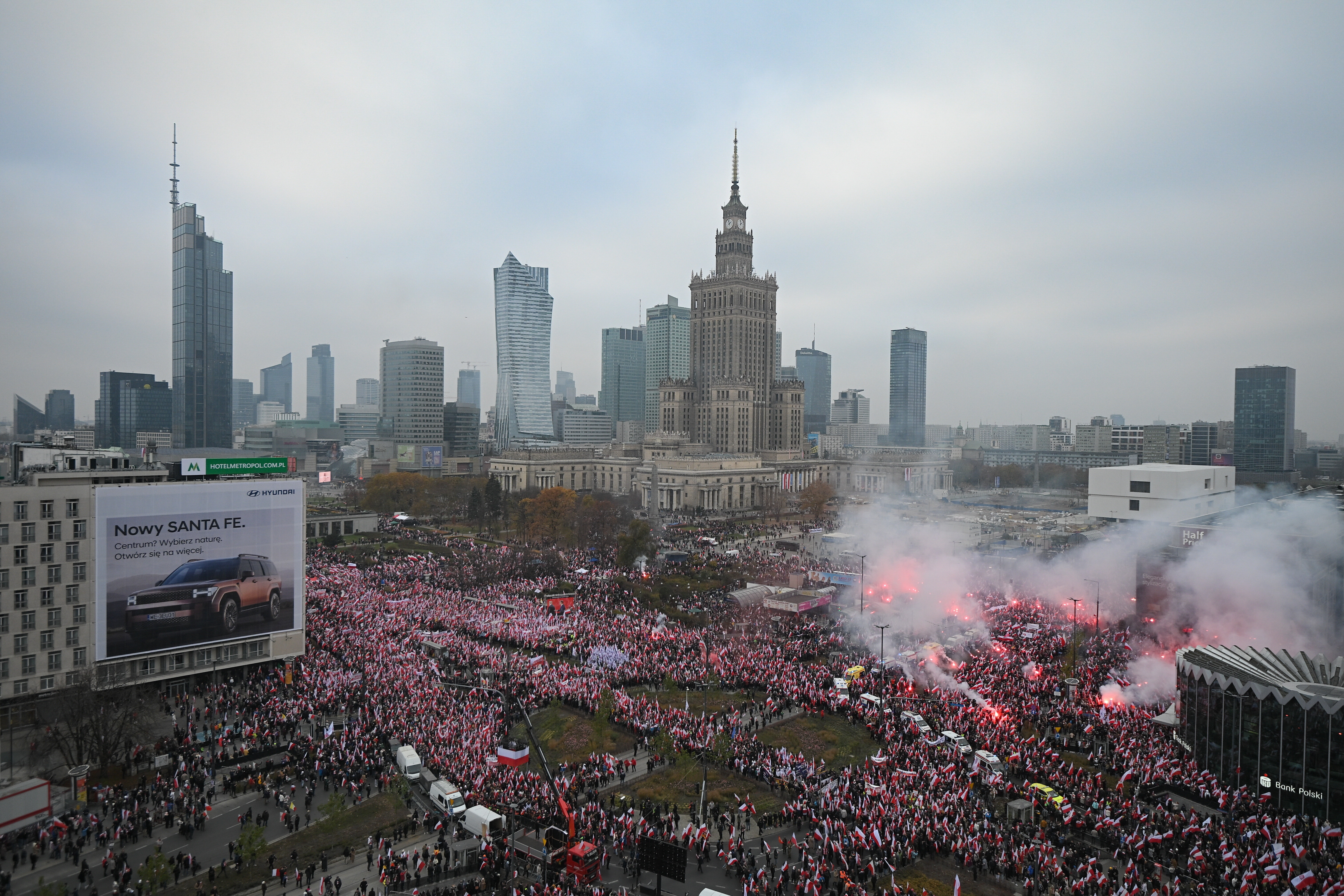 Учасники Маршу Незалежності збираються на рондо Дмовського у Варшаві. Fot. PAP/Marcin Obara