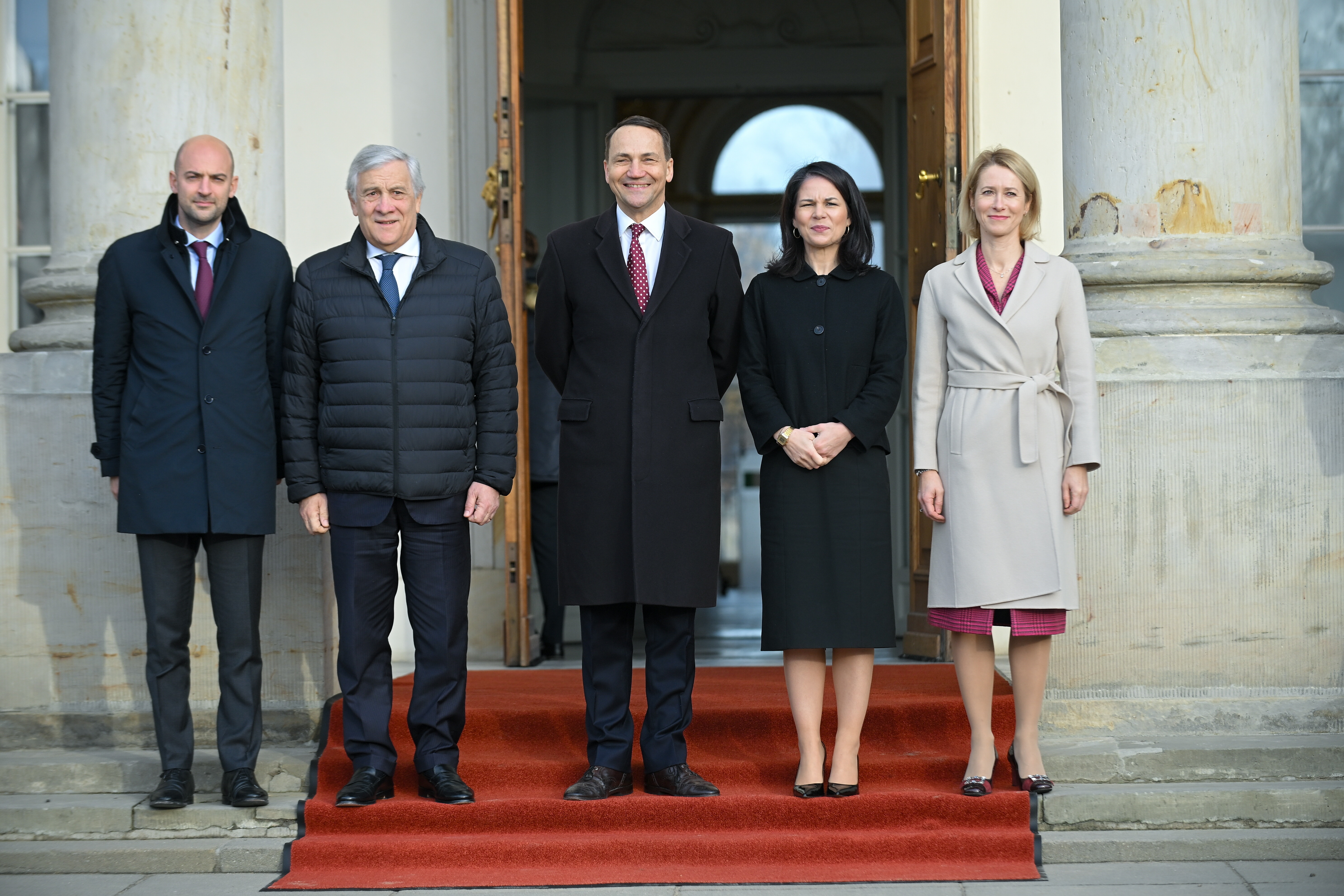 Міністр закордонних справ Польщі Радослав Сікорський (С), міністр закордонних справ Німеччини Анналена Барбок (2П), міністр закордонних справ Франції Жан-Ноель Барро (Л), міністр закордонних справ Італії Антоніо Таяні (2Л) і колишній прем'єр-міністр Естонії і майбутній Верховний представник ЄС із закордонних справ і політики безпеки Кая Каллас (П) позують для спільного фото на тлі Палацу на острові в Королівському парку Лазенки у Варшаві Fot. PAP/Marcin Obara