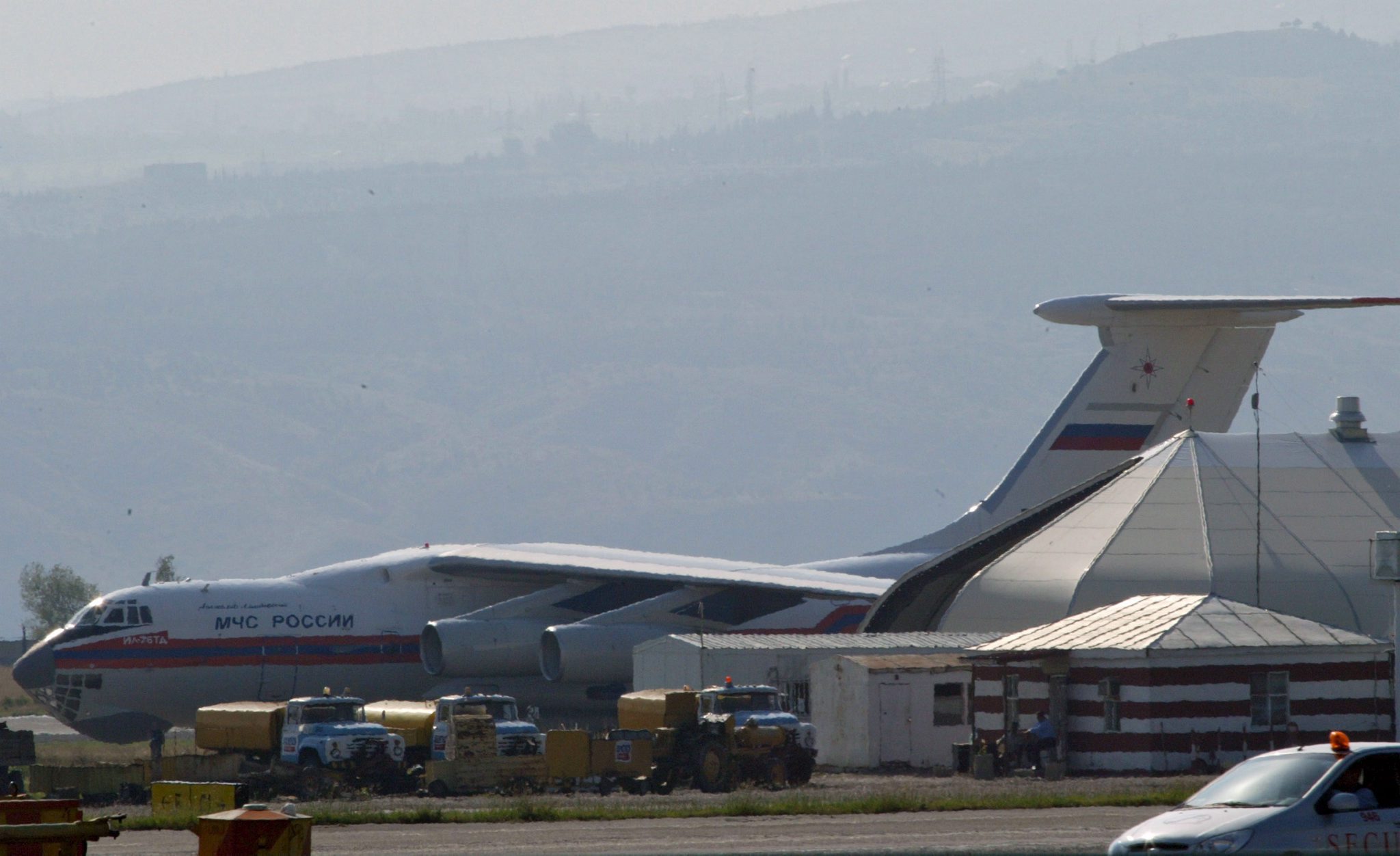 ІЛ-76 МНС Росії. Fot. PAP/EPA/Zurab Kurtsikidze