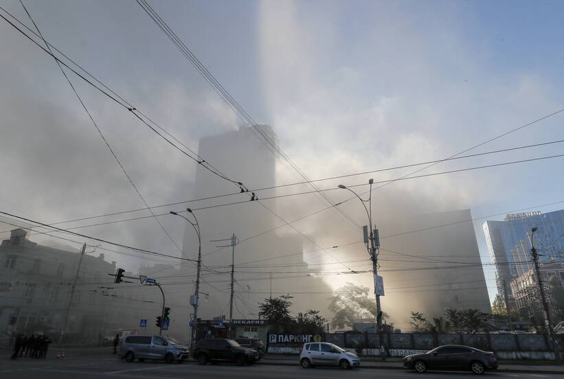 Задимлення над Києвом. Фотоілюстрація. Fot. PAP/EPA/Sergey Dolzhenko