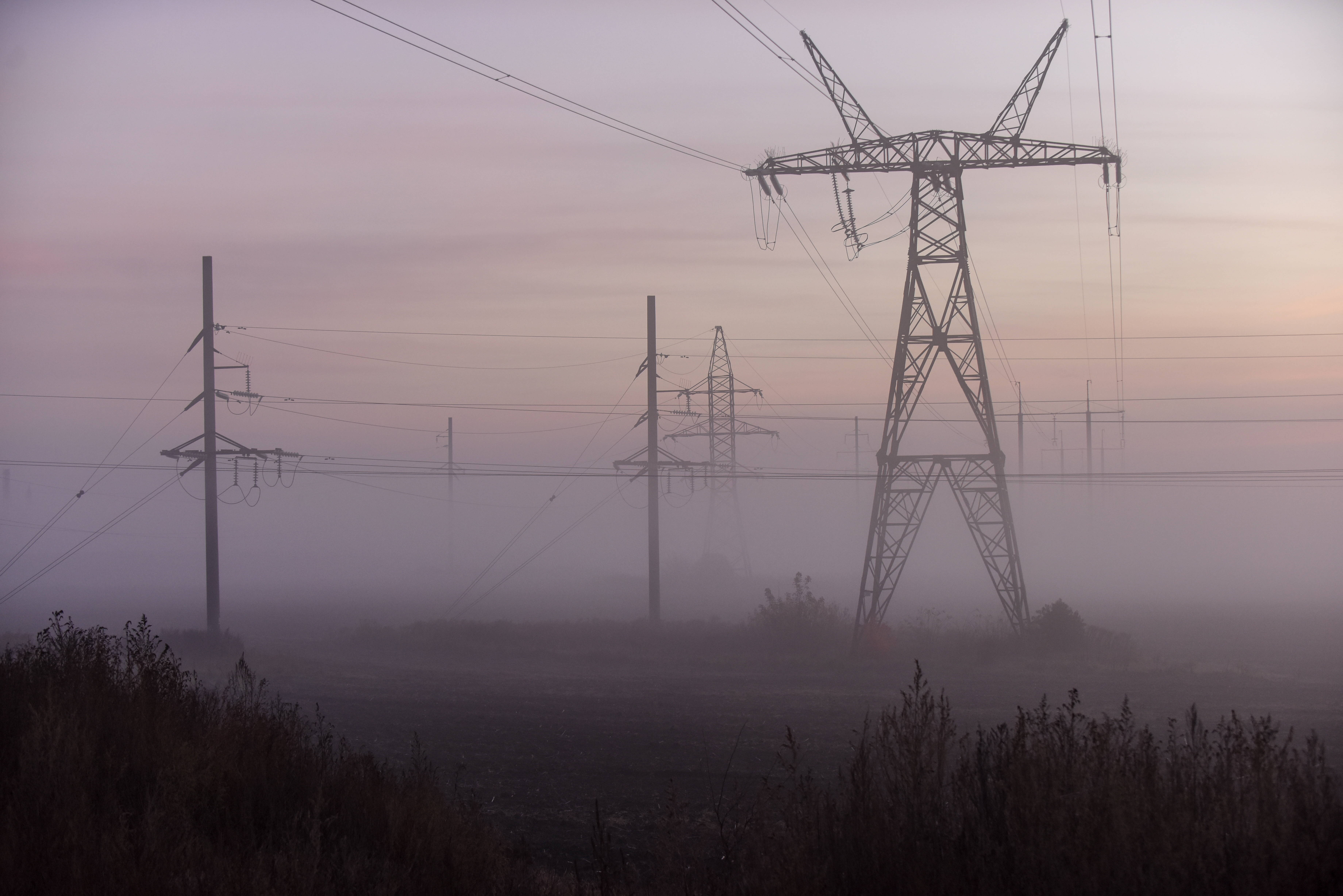 Лінія електропередач у Київській області, Україна. Фотоілюстрація. Fot. PAP/EPA/OLEG PETRASYUK