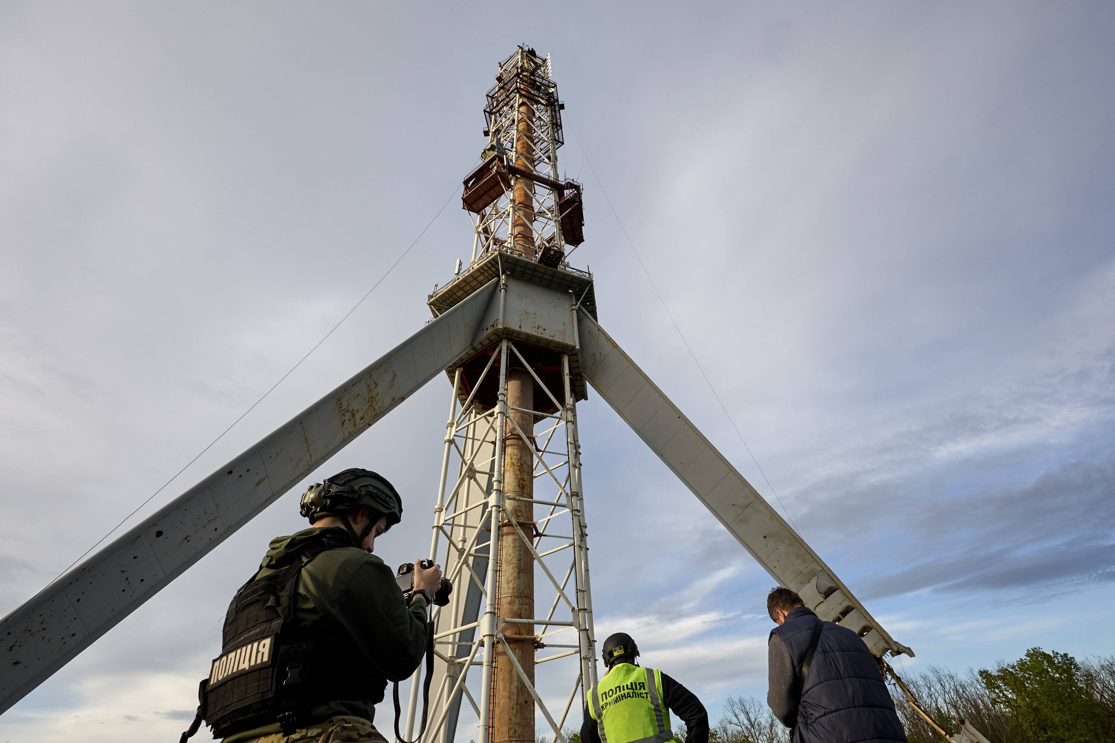 Частково зруйнована телевізійна вежа в Харкові. Fot. PAP/EPA/SERGEY KOZLOV