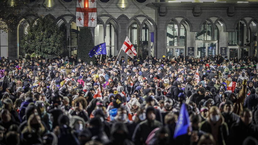 Грузія. Протести в Тбілісі. Fot. EPA/DAVID MDZINARISHVILI