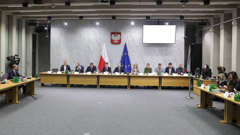 Члени комітету Сейму Польщі, які займаються справою незаконної видачі віз у день ухвалення підсумкового звіту. Fot. PAP/Gzell