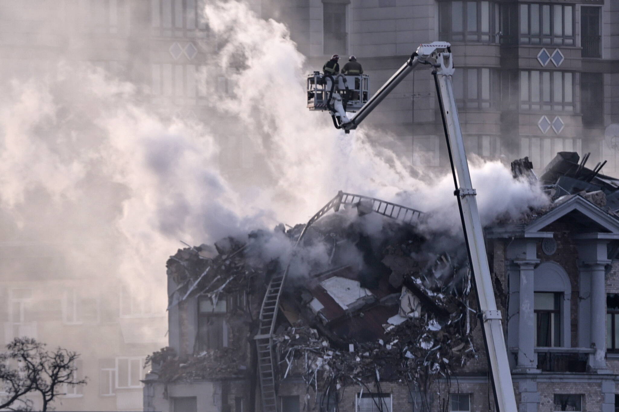 пожежа в Києві внаслідок російської атаки Fot. PAP/EPA/YAN DODRONOSOV 