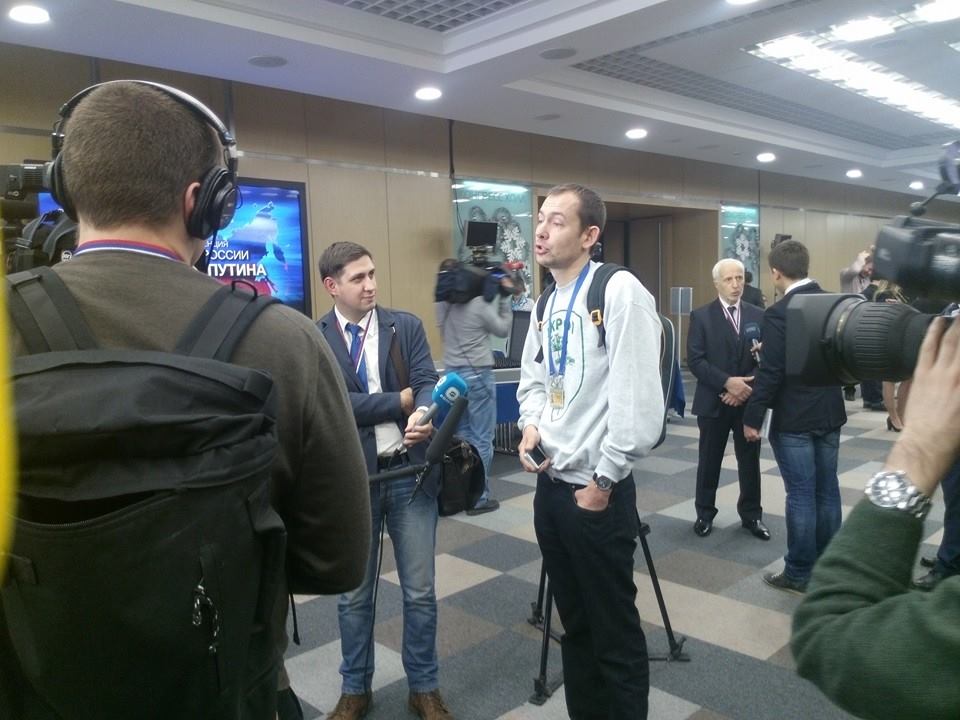 Dziennikarz Roman Cymbaluk udziela wywiadu za kulisami konferencji prasowej Putina Fot. Archiwum prywatny