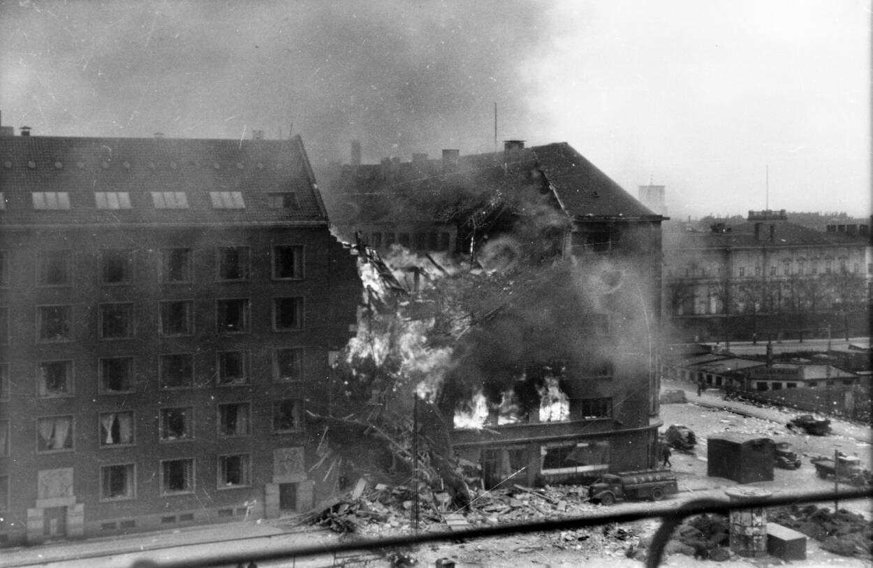 Płonący Shellhuset -  siedziba gestapo w Kopenhadze. Niestety bomby omyłkowo trafiły także w pobliską szkołę Institut Jeanne d'Arc przy Frederiksberg Allé 74, zginęło 86 dzieci i 19 dorosłych. Fot. Domena publiczna
