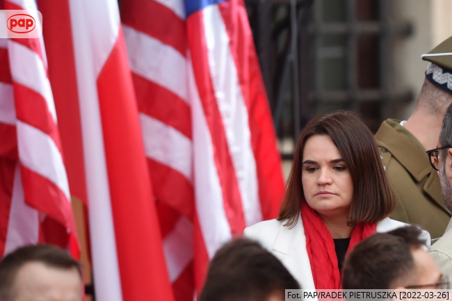 Liderka białoruskich sił demokratycznych Swiatłana Cichanouska oczekuje na przemówienie prezydenta USA na Placu Zamkowym w Warszawie, fot. PAP/Radek Pietruszka