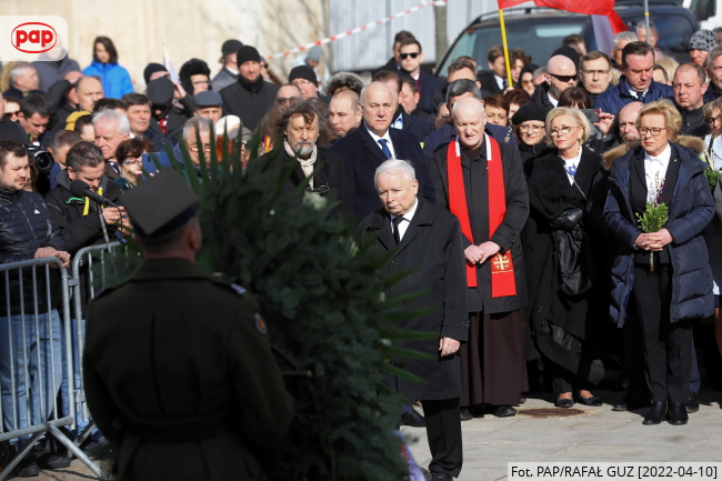 Obchody 12. rocznicy katastrofy smoleńskiej. Prezes PiS Jarosław Kaczyński, europosłanka Jadwiga Wiśniewska, europoseł Joachim Brudziński, ks. prałat Henryk Małecki i kuzyn braci Kaczyńskich Jan Maria Tomaszewski podczas apelu pamięci przed Pałacem Prezydenckim w Warszawie. Fot. PAP/Rafał Guz