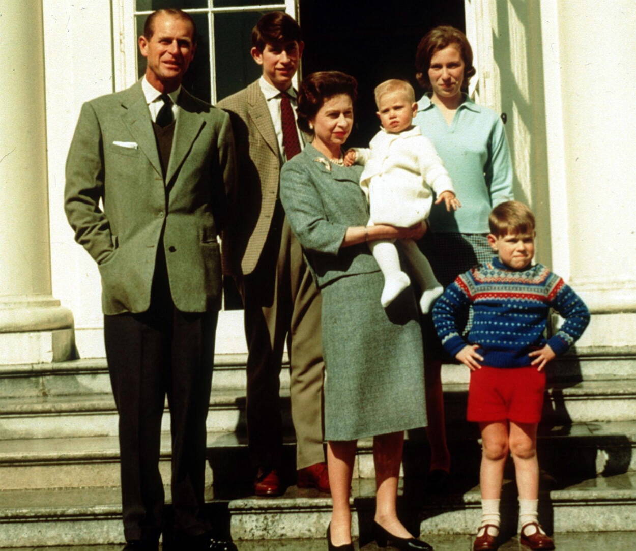 Elżbieta II trzymająca księcia Edwarda z rodziną: książę Karol, księżniczka Anna i książę Andrzej, Fot. PAP/PA