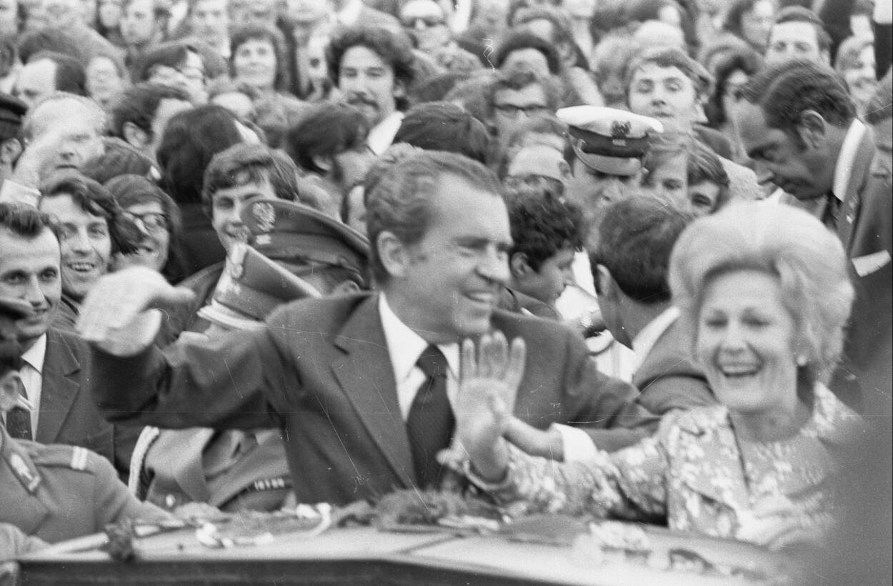 Prezydencka para - Richard Nixon wraz z małżonką - pozdrawiają witających ich warszawiaków. Fot. PAP/CAF/Marek Langda