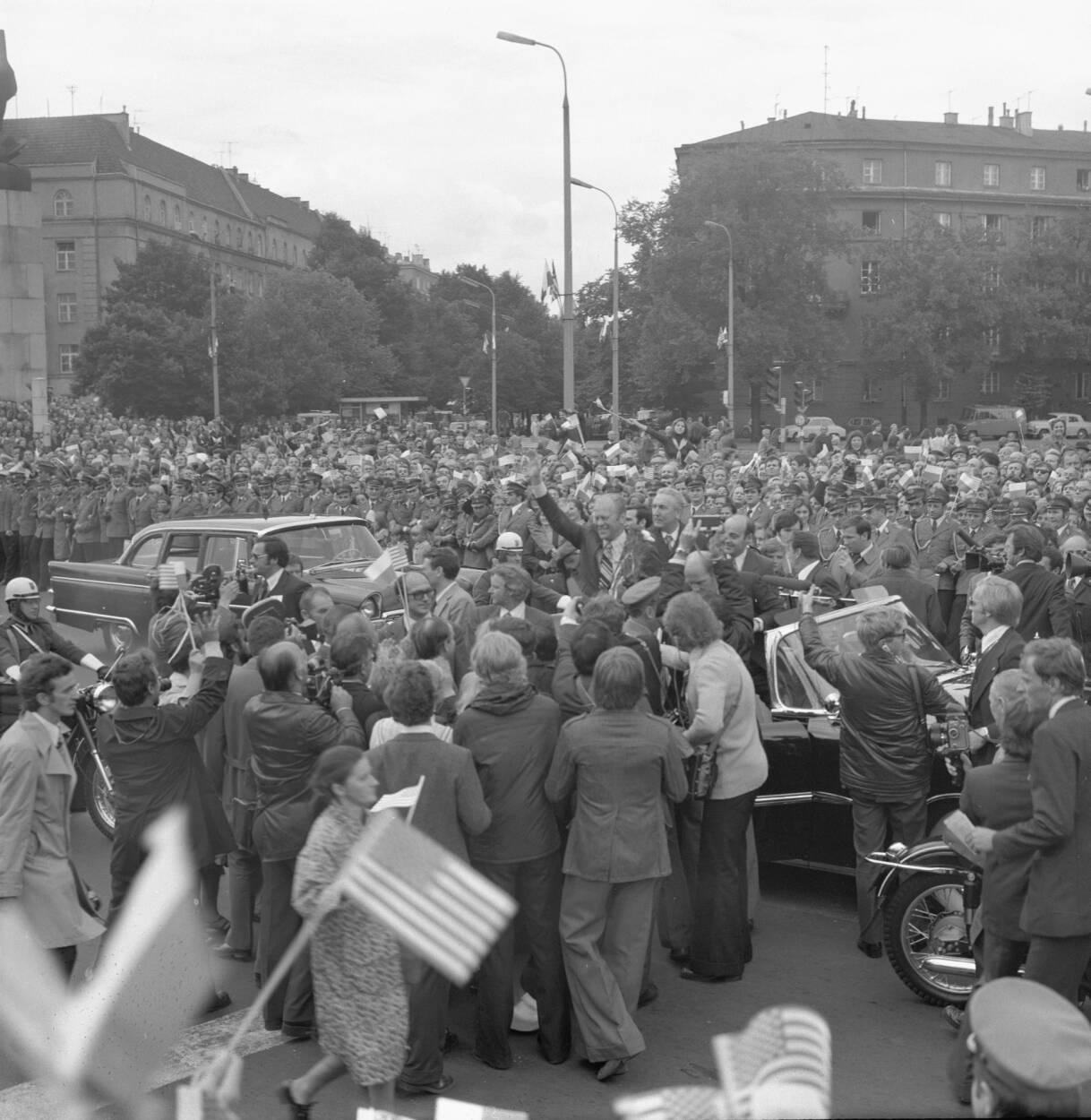Warszawa, 28.07.1975 r. Dwudniowa wizyta prezydenta USA Geralda Forda w Polsce. Tłumy warszawiaków witają prezydenta USA. Fot. PAP/CAF/Ratowt