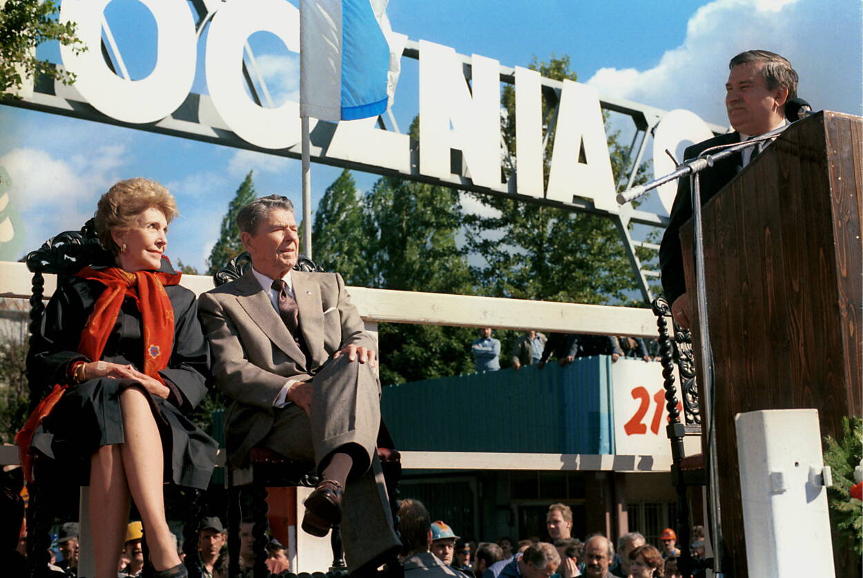 Gdańsk, 15.09.1990 r. Prezydent USA Ronald Reagan z małżonką Nancy na spotkaniu z kandydującym na urząd prezydenta RP Lechem Wałęsą w Stoczni Gdańskiej. Fot. PAP/Grzegorz Rogiński