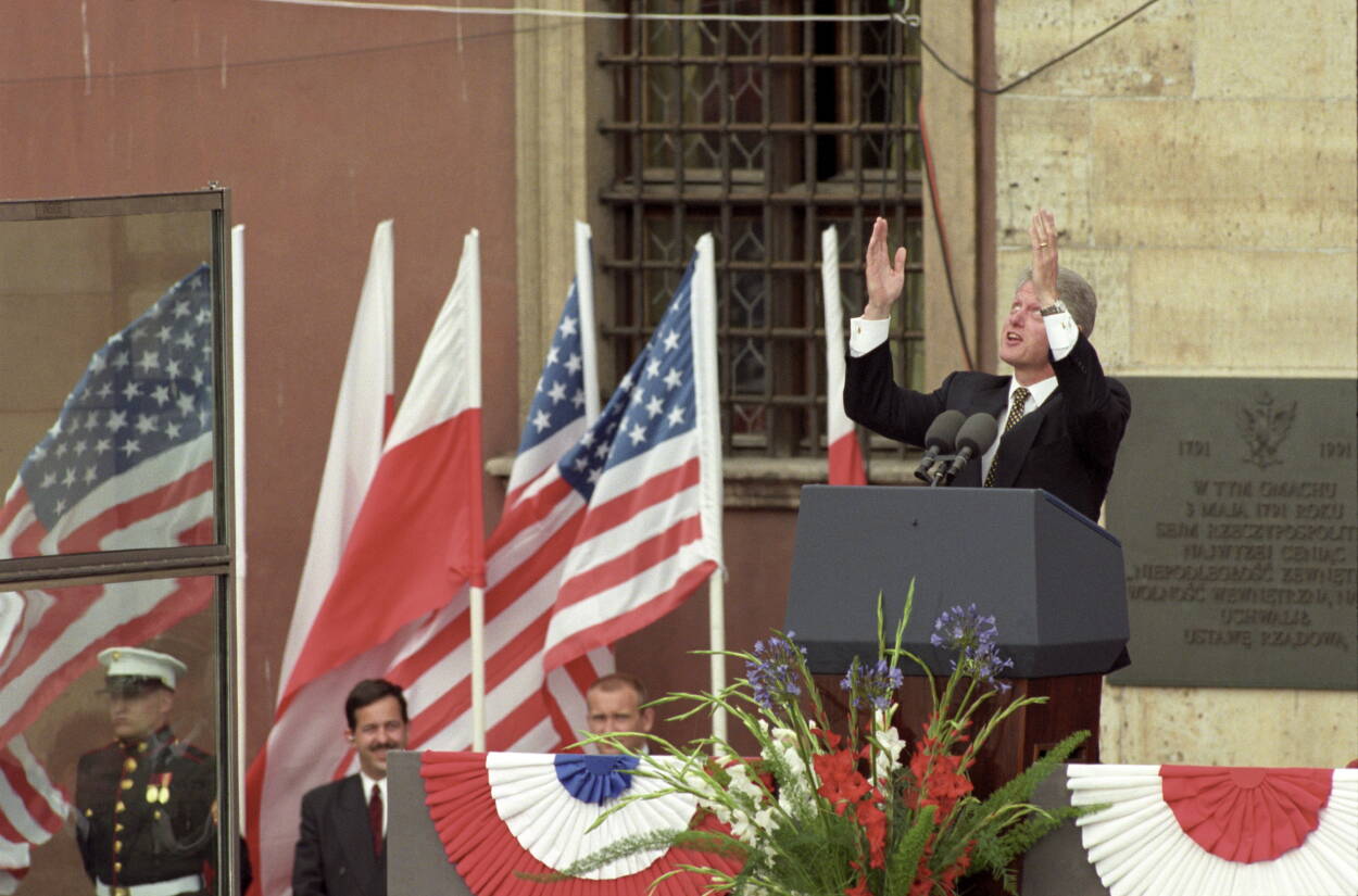 Warszawa 10.07.1997 r. Spotkanie prezydentów Polski i USA na placu Zamkowym, podczas którego prezydent Stanów Zjednoczonych Bill Clinton wygłosił przemówienie z okazji zaproszenia Polski, Czech i Węgier do uczestnictwa w NATO 8 lipca 1997 r. Fot. PAP/Radosław Pietruszka