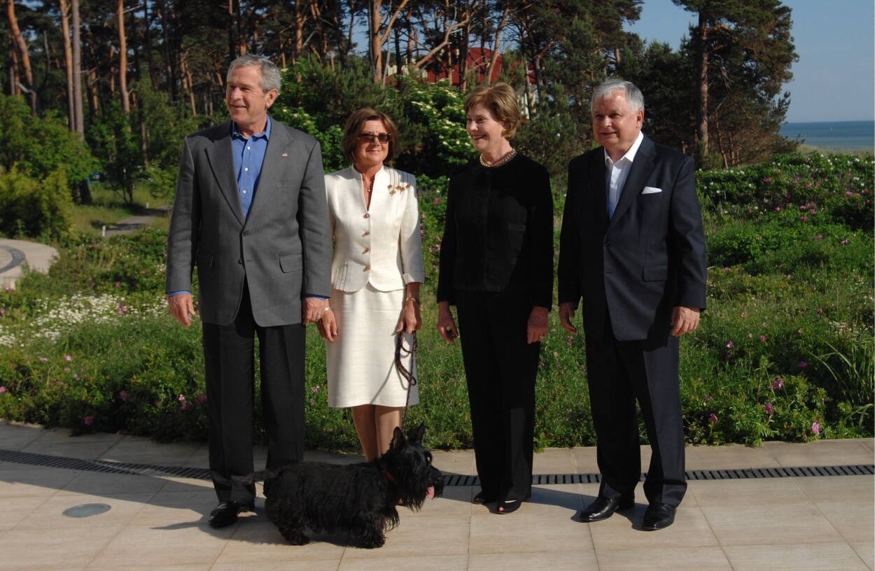 Jurata, 08.06.2007 r. Prezydent Stanów Zjednoczonych George W. Bush wraz z żoną Laurą i prezydent RP Lech Kaczyński z żoną Maria przed prezydencką rezydencją w Juracie. Towarzyszy im terier szkocki państwa Kaczyńskich - Tytus. Fot. PAP/Jacek Turczyk