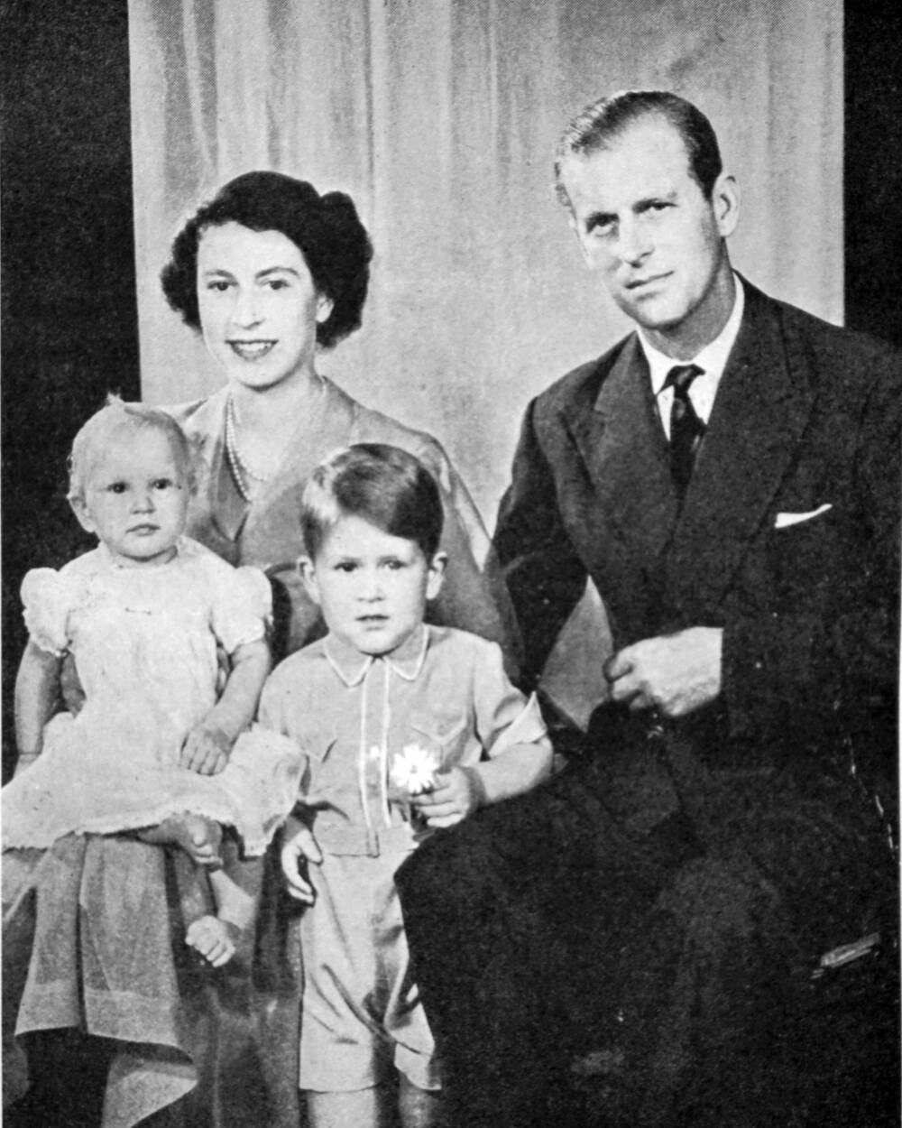 Elżbieta II i książę Filip z dwójką ich dzieci Karolem i Anną, Fot. PAP/Photoshot