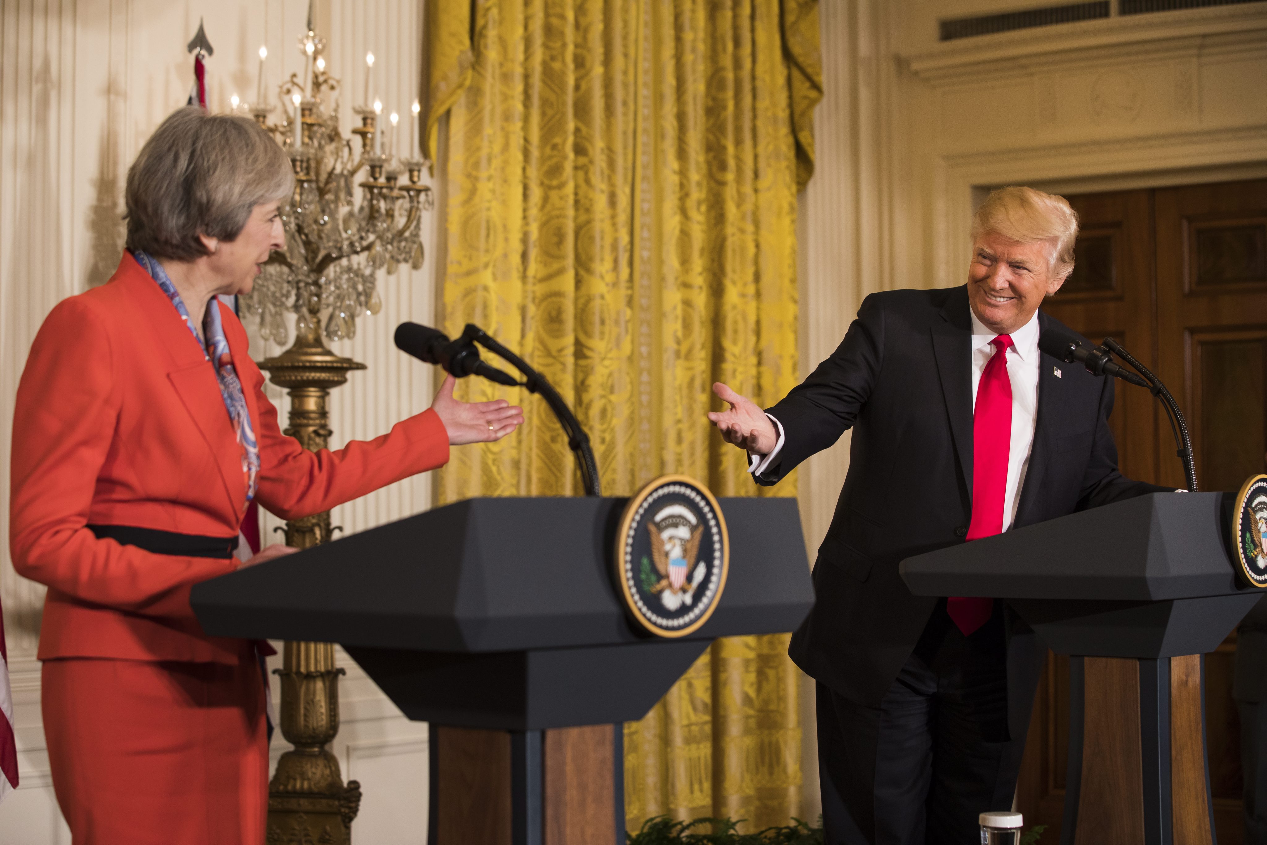 Donald Trump z brytyjską premier Theresa May, fot. PAP/EPA/JIM LO SCALZO