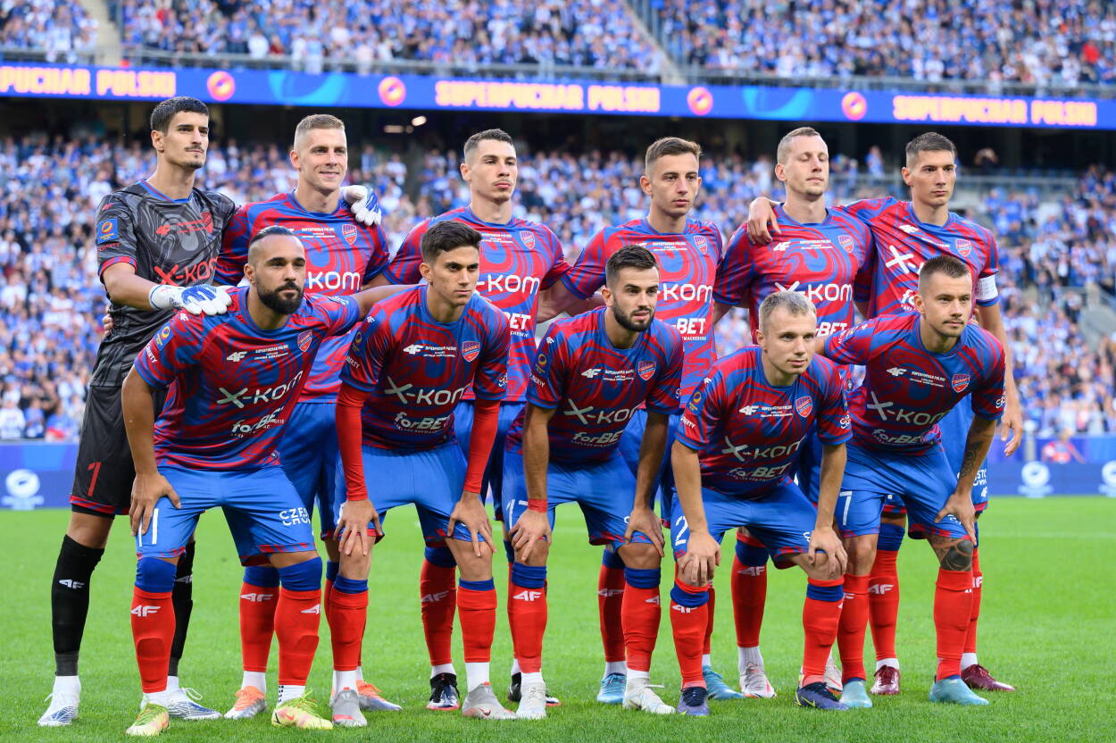 Zawodnicy Rakowa Częstochowa przed meczem z Lechem Poznań o piłkarski Superpuchar Polski w Poznaniu, fot. PAP/Jakub Kaczmarczyk